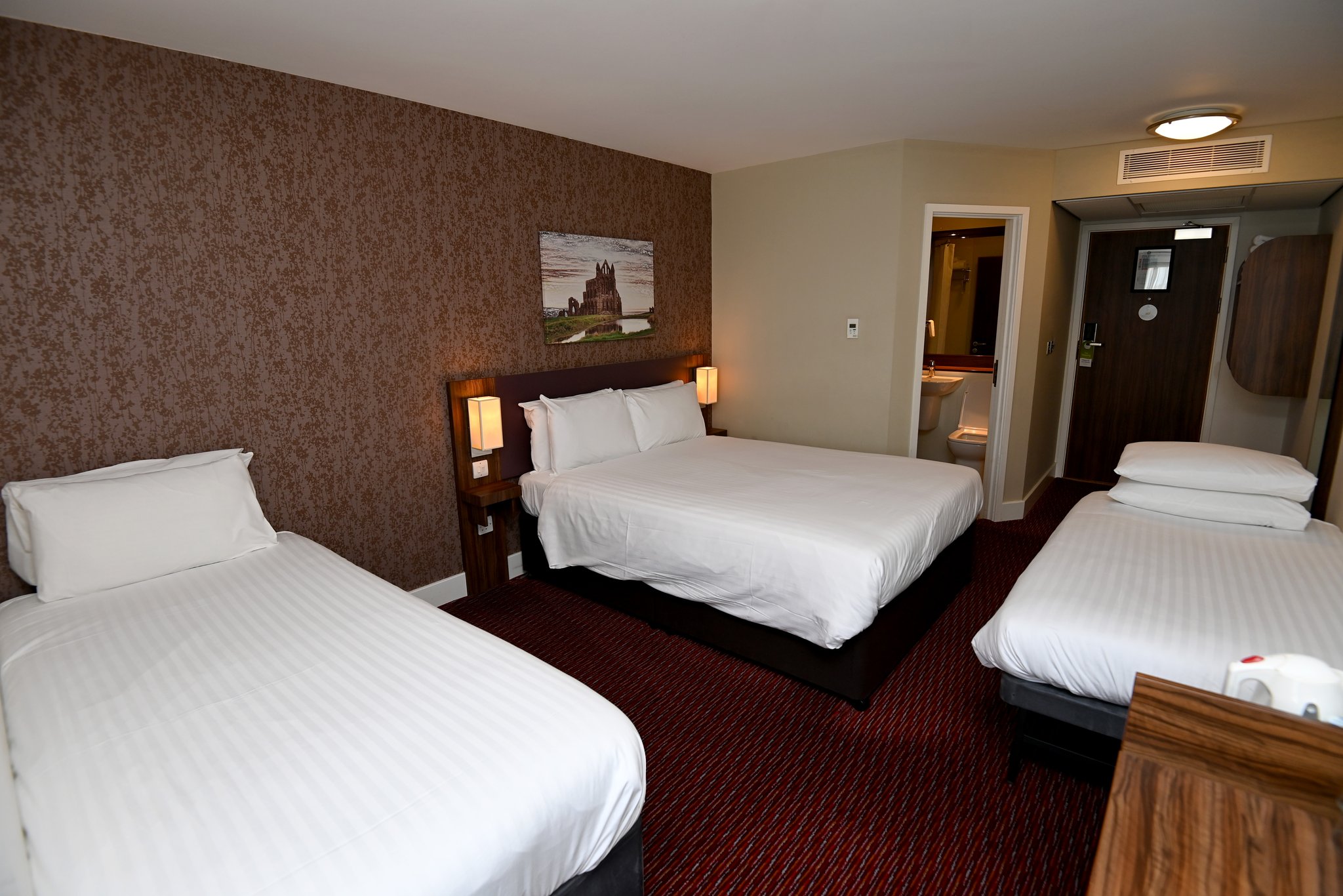 MgqmsQMKEefIS6Ct817HA_Family_Room_1_S