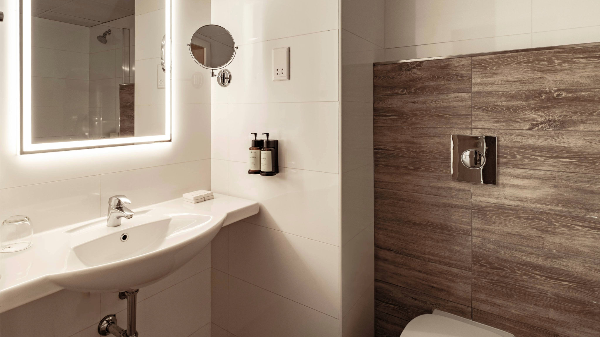 AX_ODYCY_-_Rooms_-_Family_Room_Land_View_-_Bathroom_(2)_S