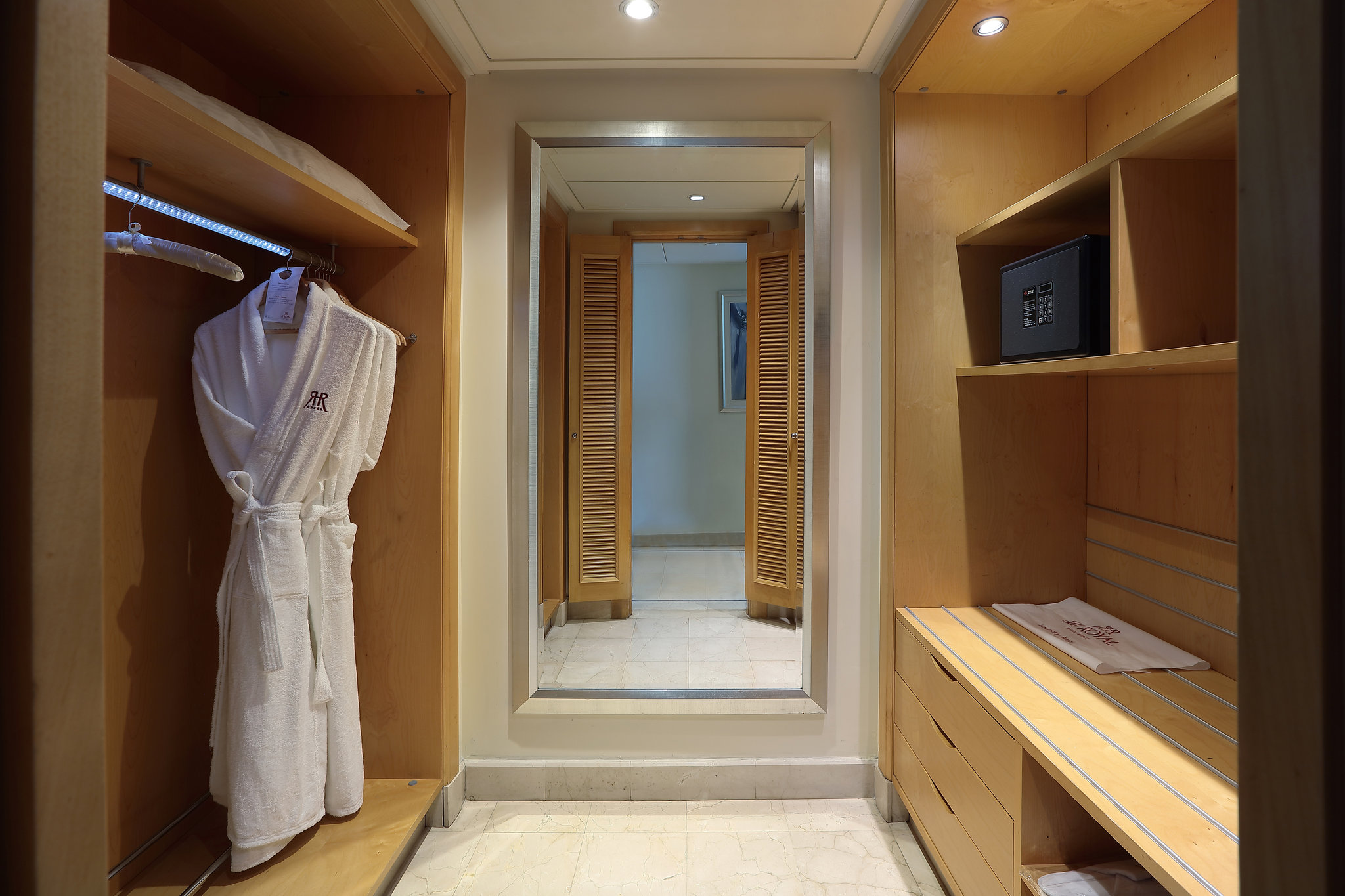Presidential_Suite-PRE-closet_S