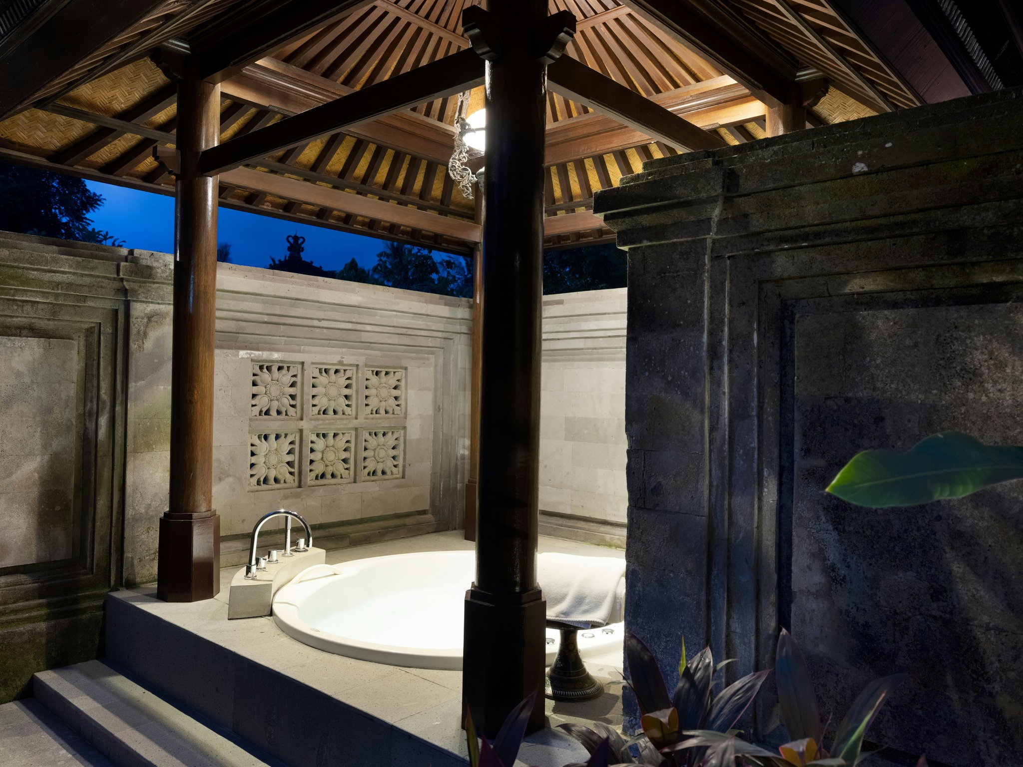 lxTo6ZTVQ0qHn1nxgLCiBg_The_Hadiprana_Estate_-_Jacuzzi_S