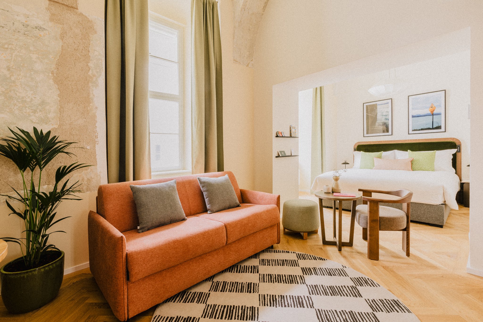 2ttHsezdOkC6Qgc9EmtWA_S4_Sofa__King_Bed_S