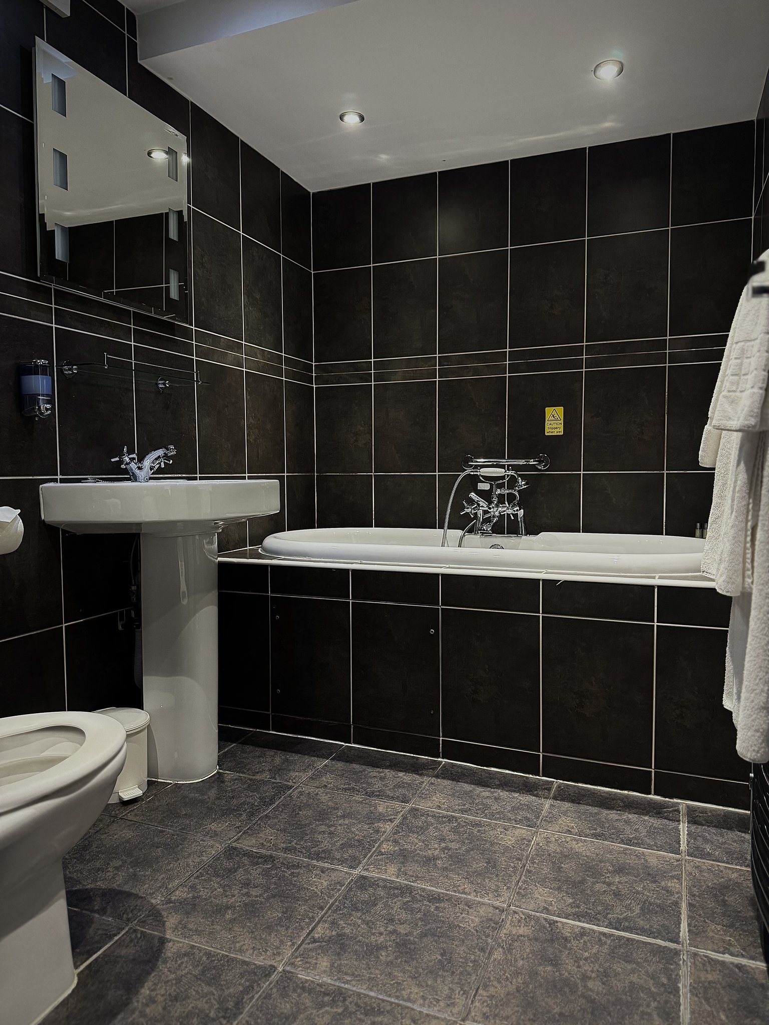 48hWv50U09OFJ1eZSb6A_Superior_room_bathroom_2_S