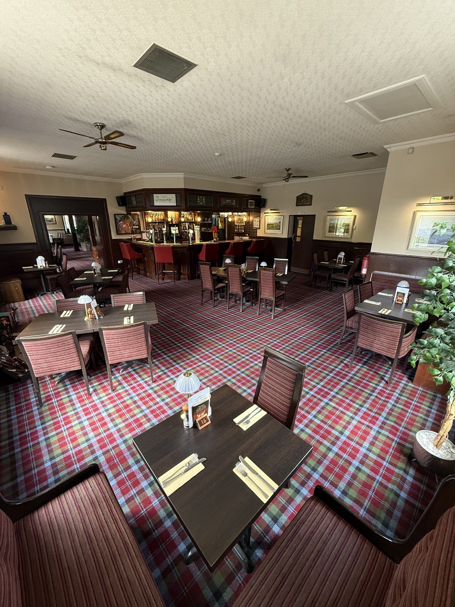 Restaurant_and_Bar_S