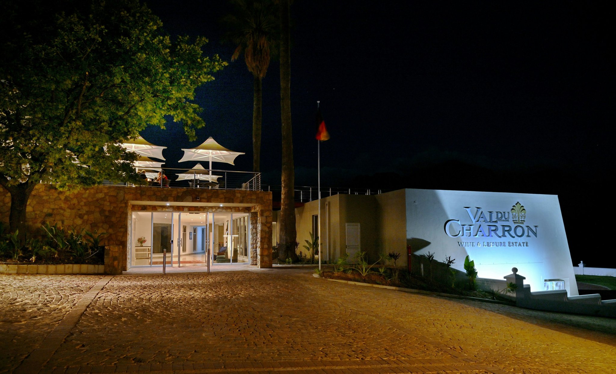 aZmbIz4E1kam5YjkuJZfg_Reception_entrance_night_S