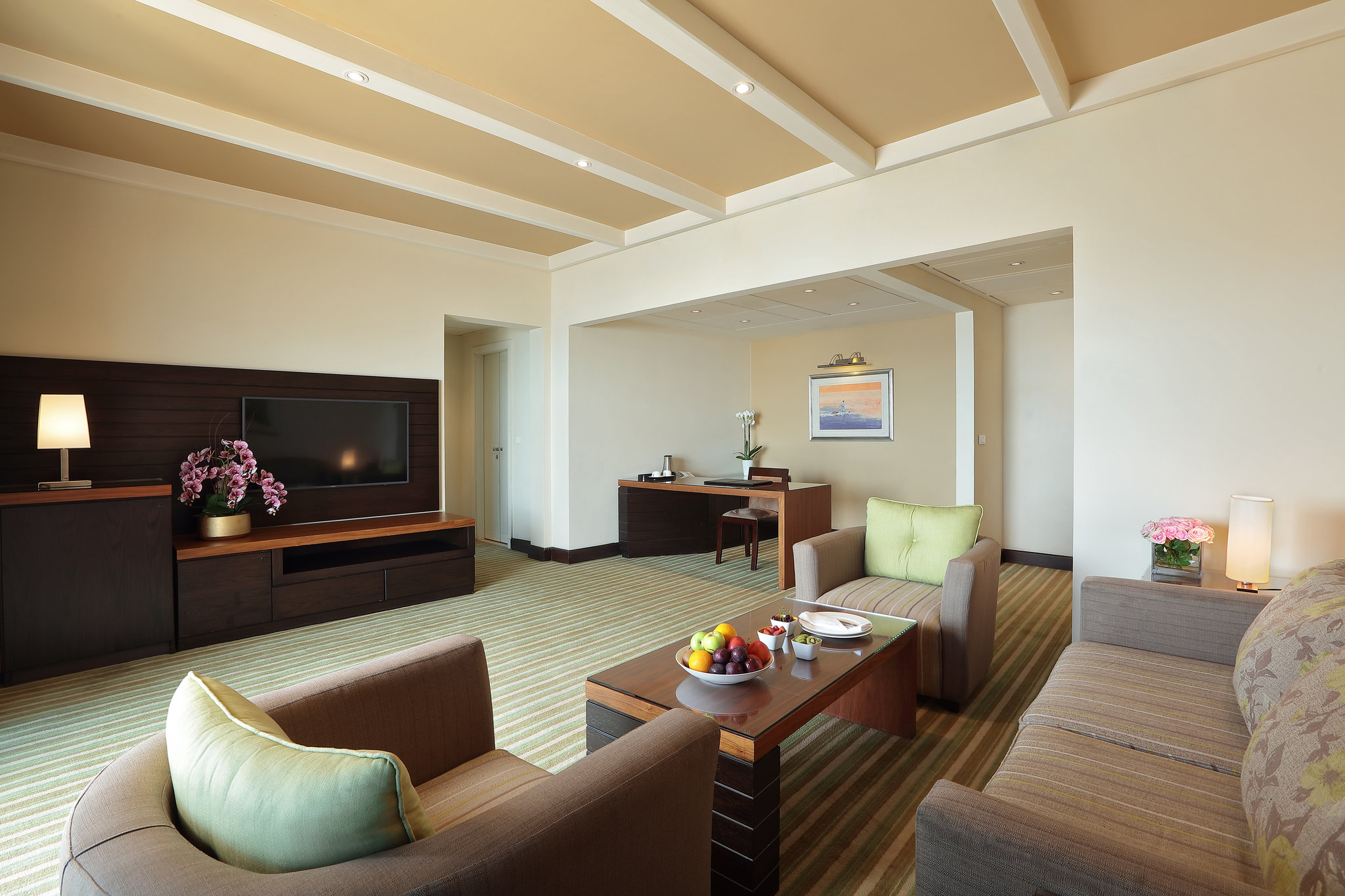 Junior_Suite-JNR-salon_view2_S