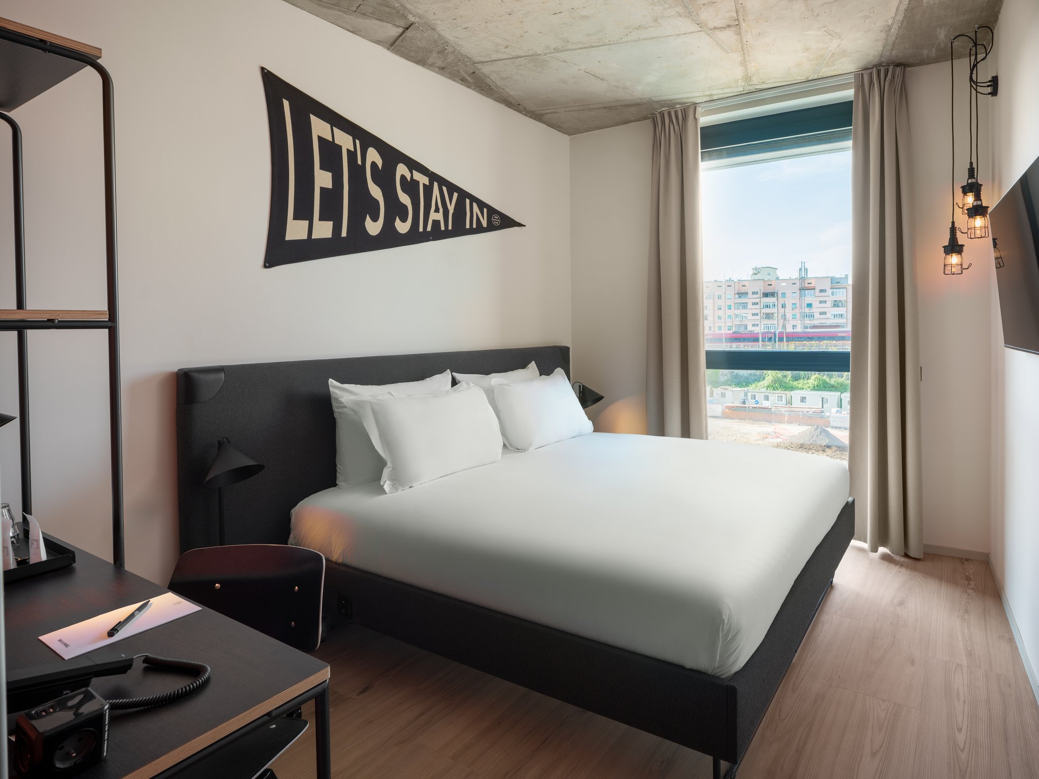 Executive_Queen_Rome_S