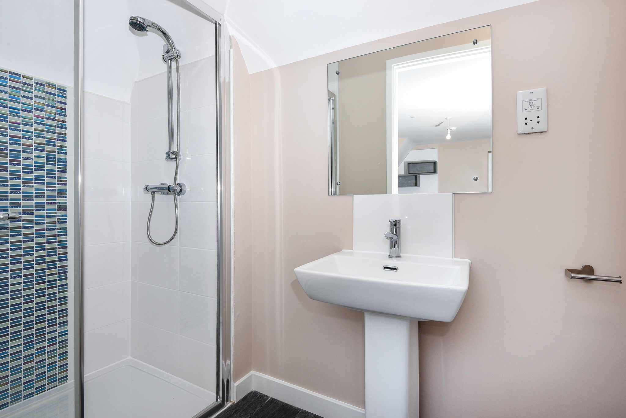 Three_Bed_Apt_Bathroom_S