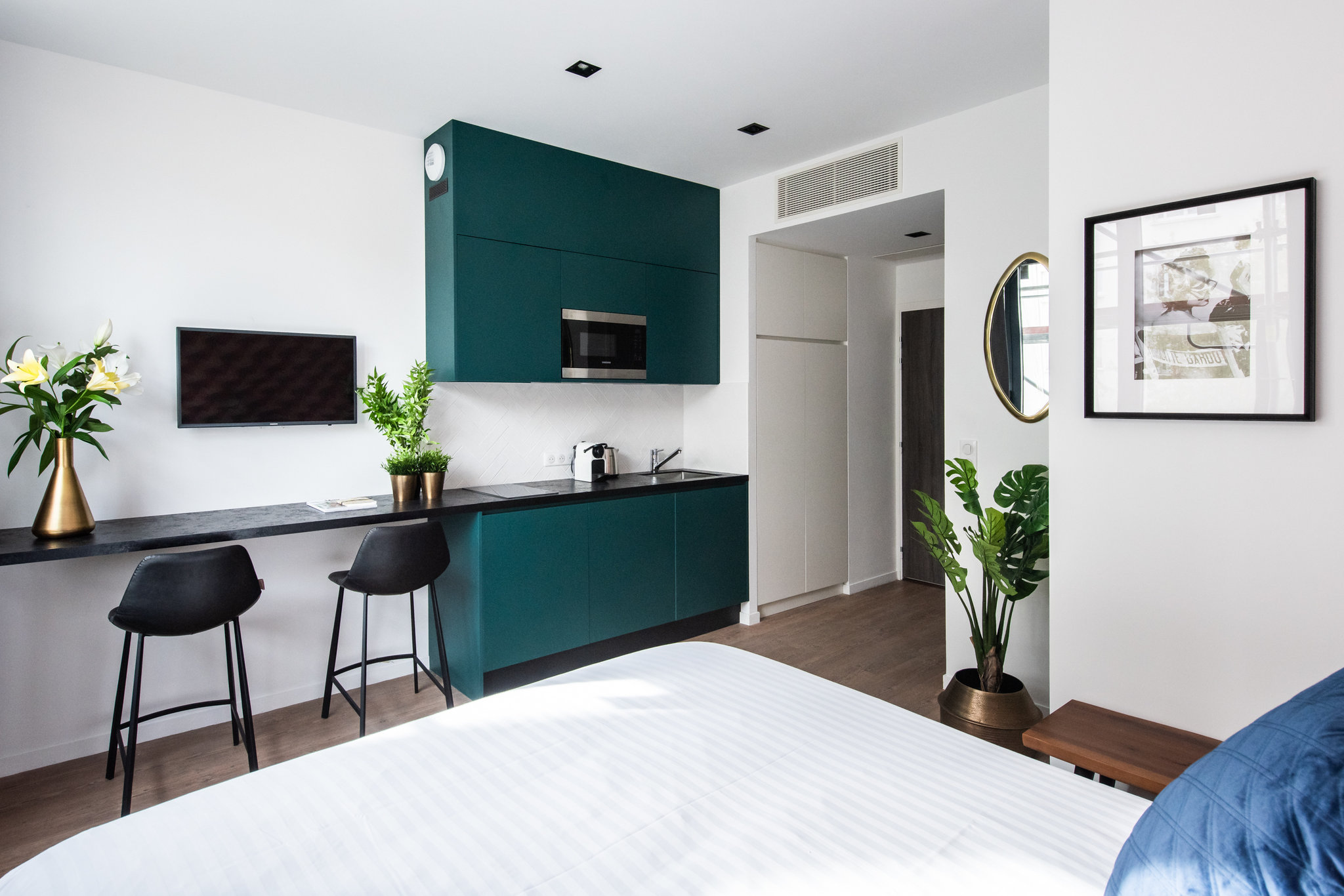 EDcU29ifGESmz2W0tLHLSA_Comfort_Studio_Livingroom.jpg_S