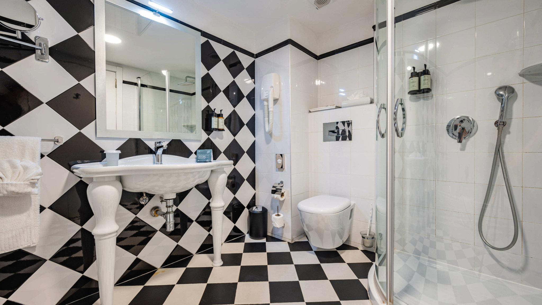 AX_The_Victoria_Hotel_-_Deluxe_Suite_(1)_S