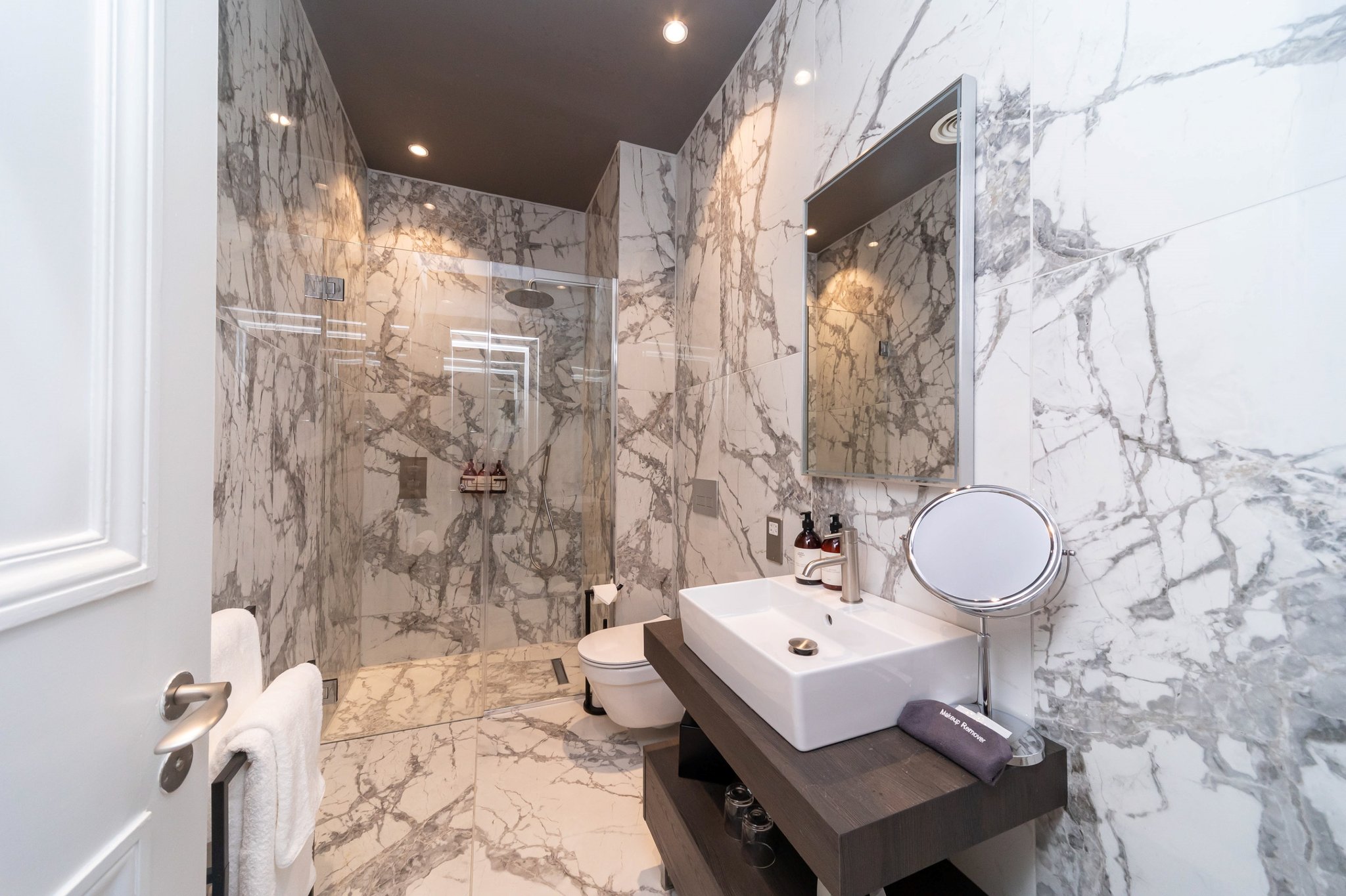 mWkPEMw2KkSE2eFnAyjTPA_Deluxe_Room_Ensuite_S