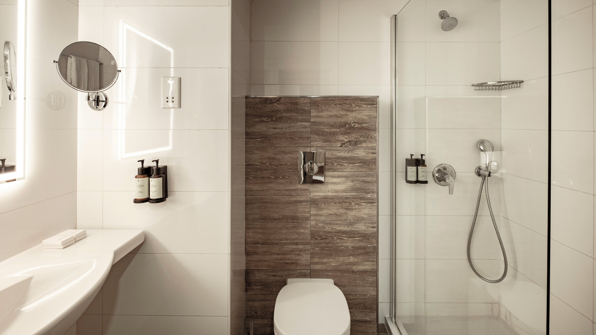 AX_ODYCY_-_Rooms_-_Family_Room_Land_View_-_Bathroom_S