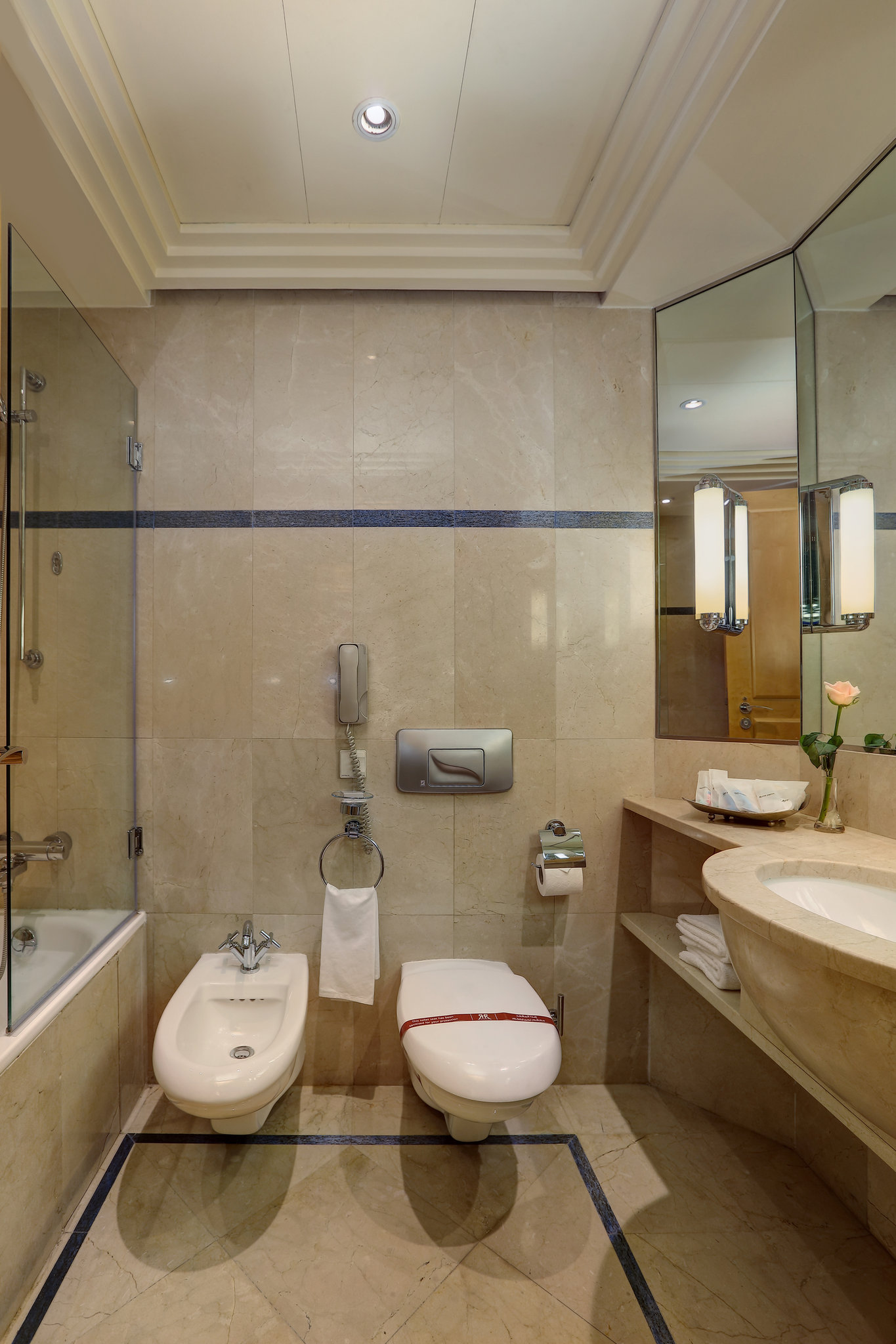 Royal_Club_Room-A1K1-bathroom_S