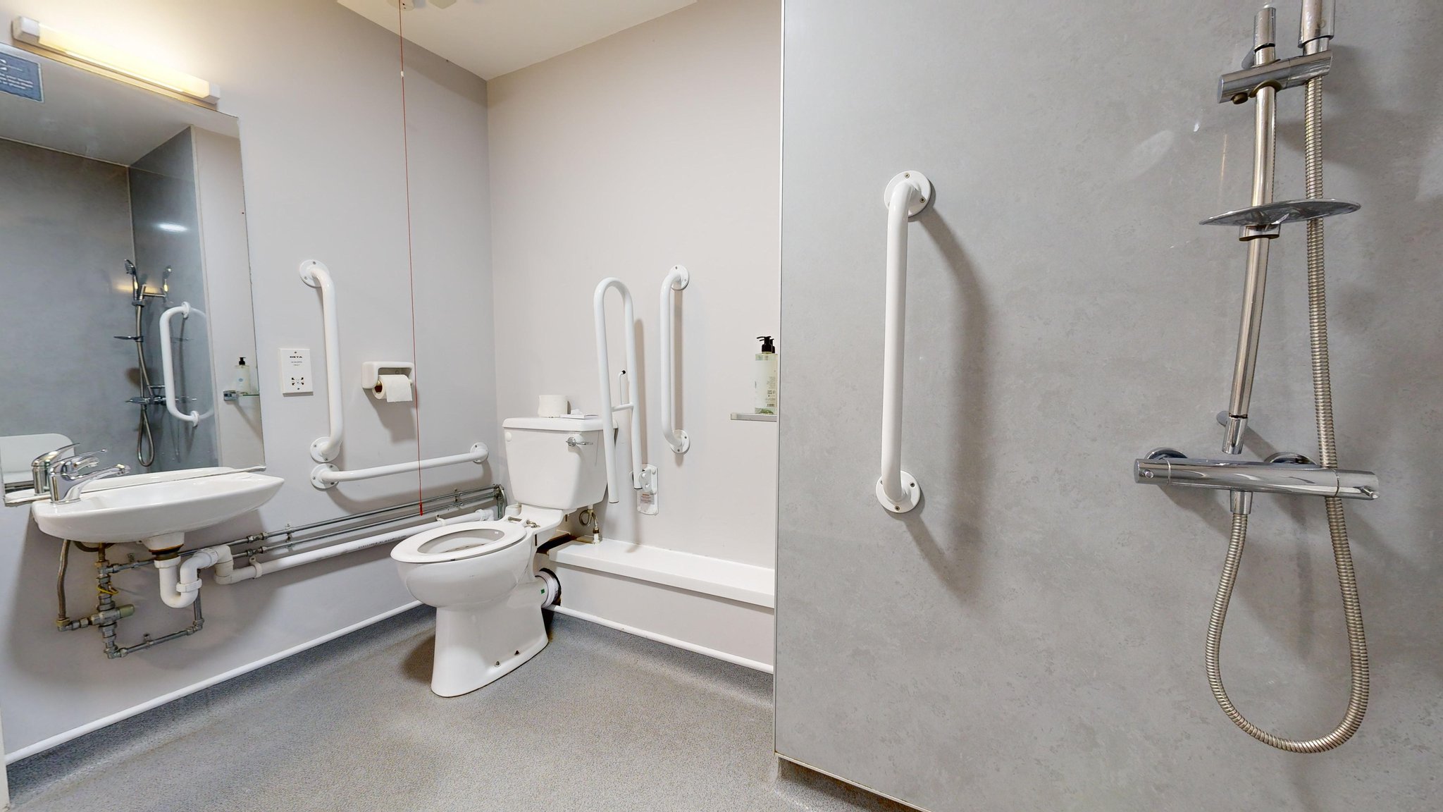 zPb1SJKEVKQ1iIfUKg_Accessible_Ensuite_Bathroom_S