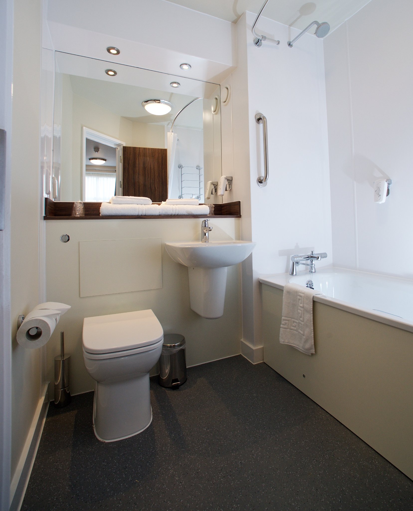 ZCoZmtpVlUu82DJGxAnMw_Double_Bathroom_S