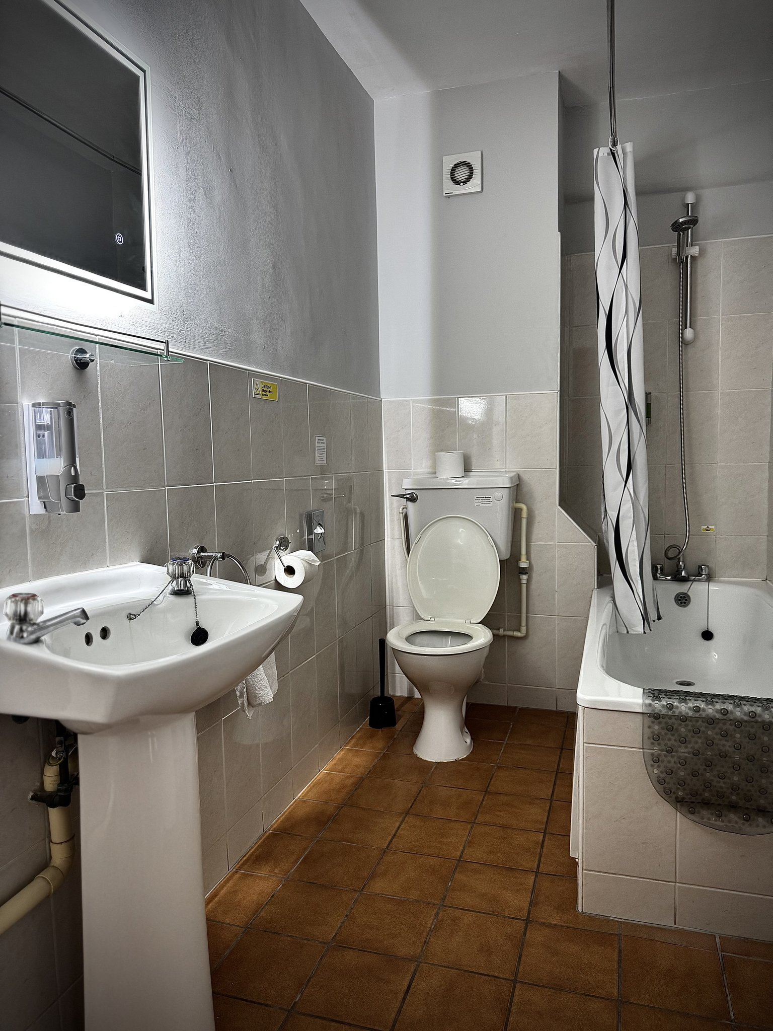 7XpHuMcxUKYK9dbmeZrjg_Double_room_bathroom_S