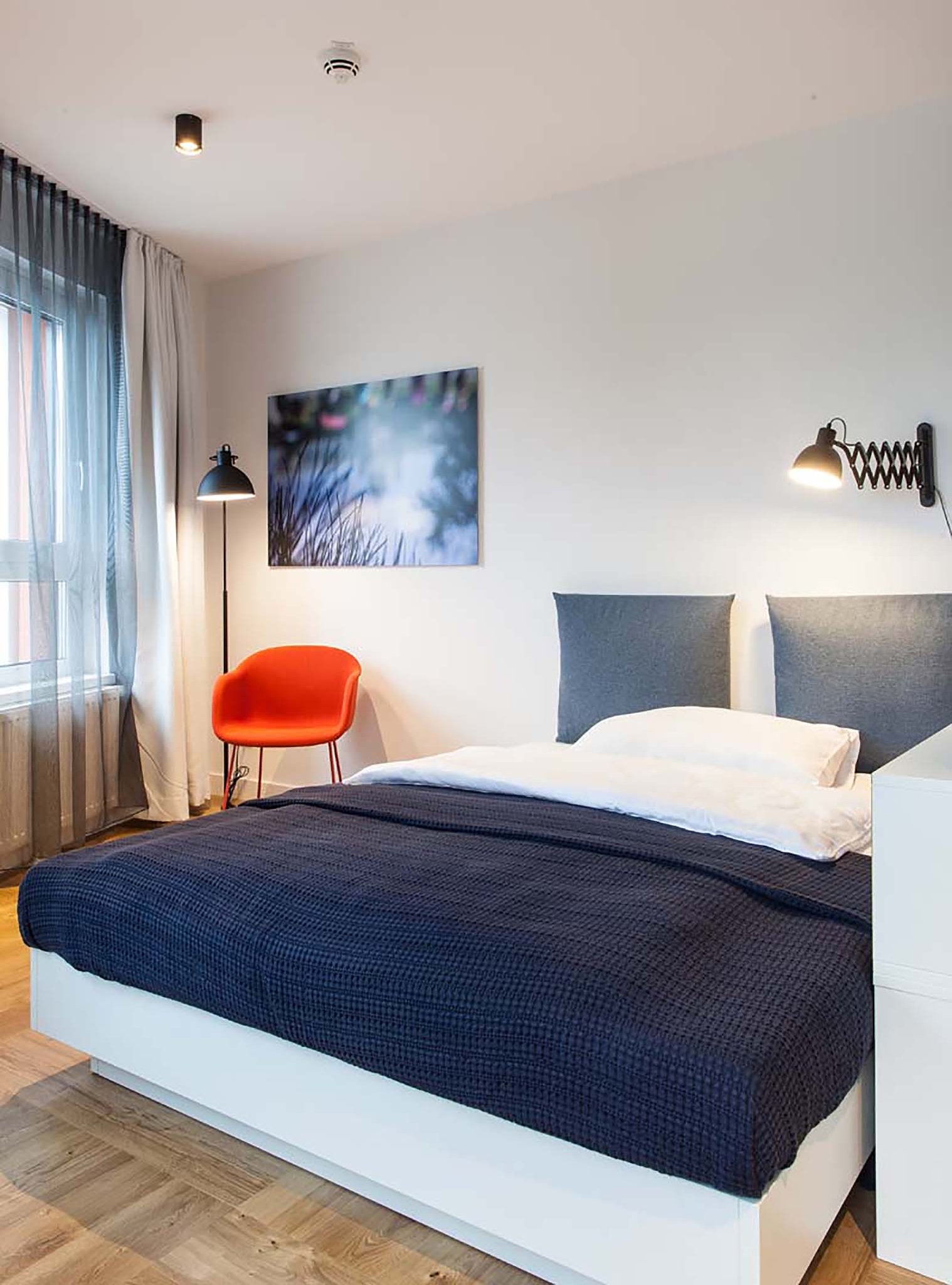 One_standard_room_queen_bed-02_S