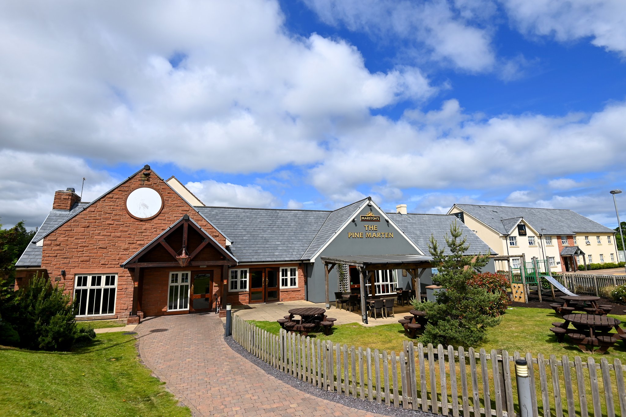 ybJ99NpiUtC7fvUoD5A_Pub_Front2_S