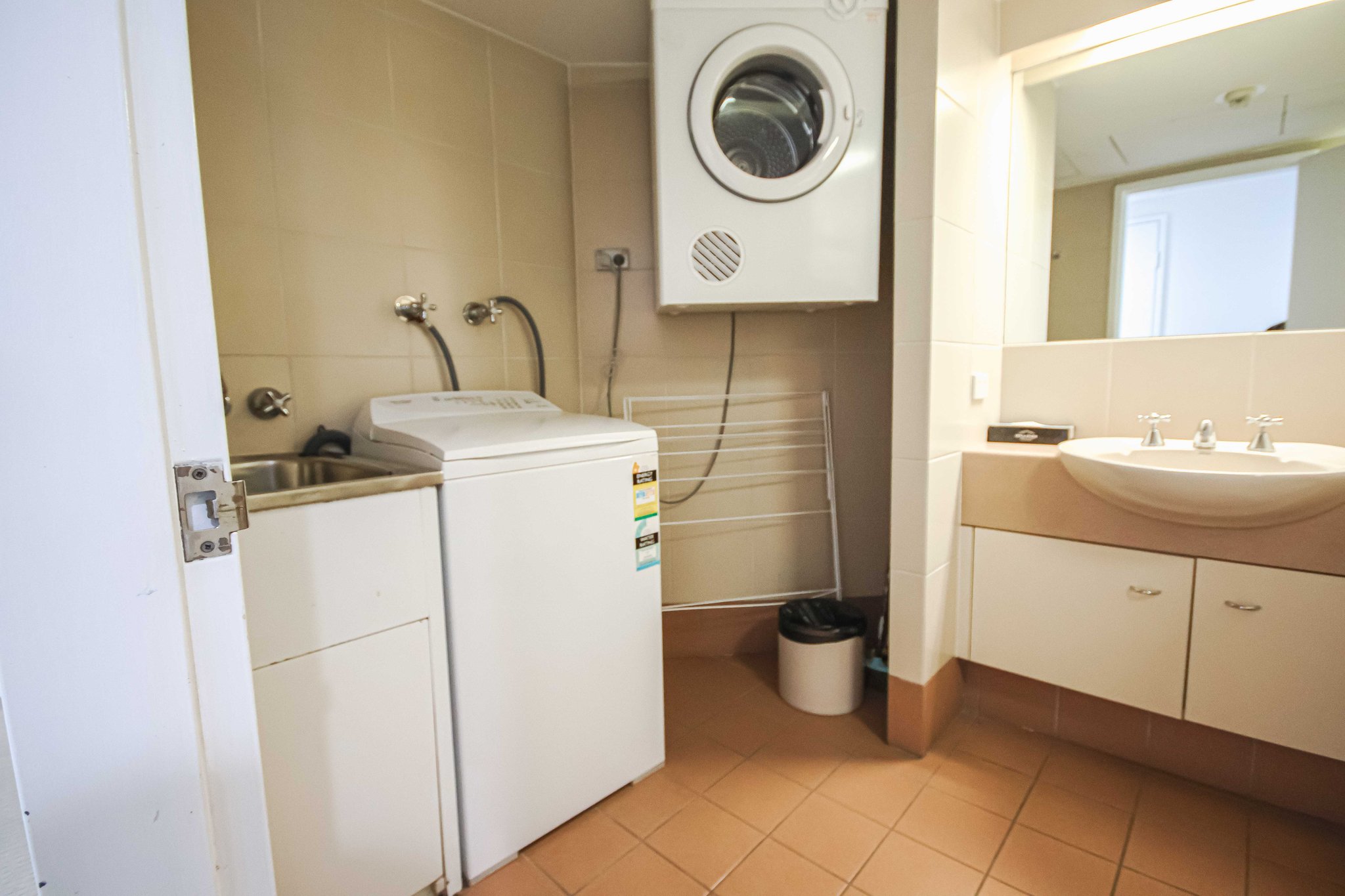 wUYsrPQ1RUuuUHYJPIaJVA_Laundry_-_809_S