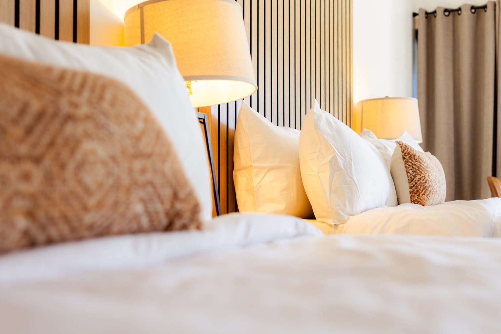 Deluxe_Queen_Bed-00_S