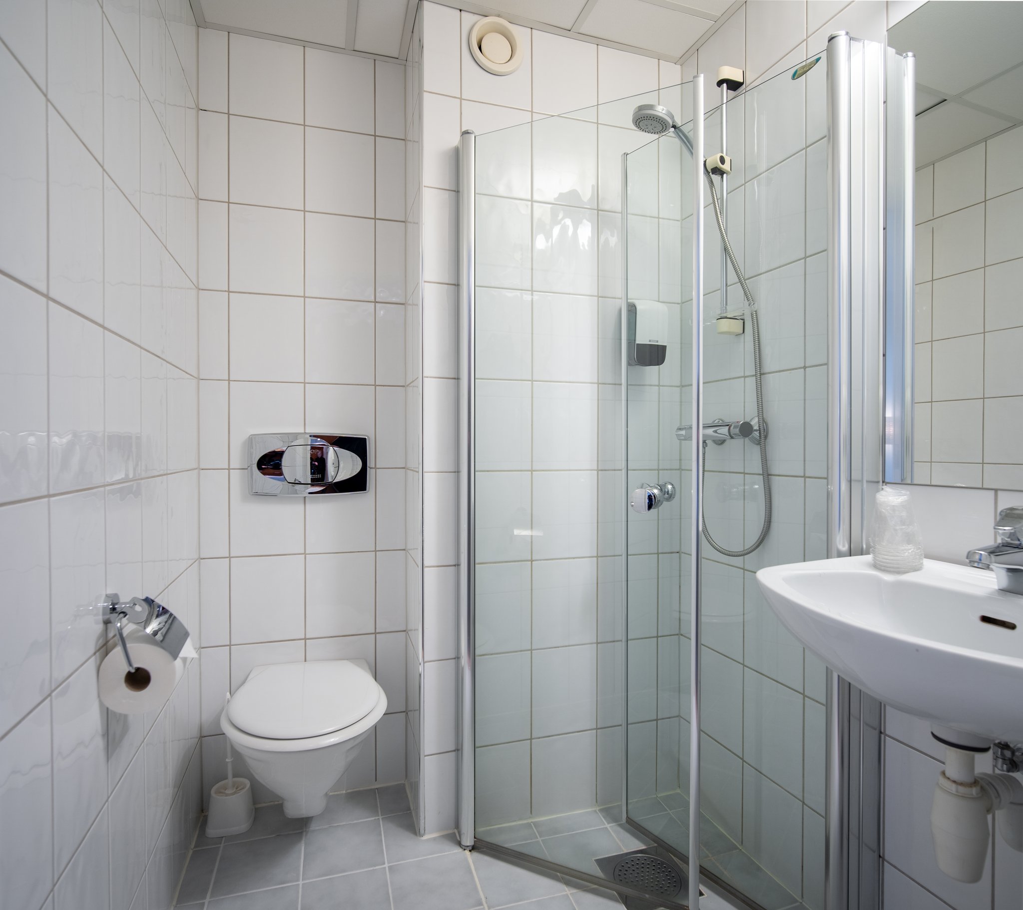 22854_bath-standard-double-room-first-hotel-amalie-tromso_S