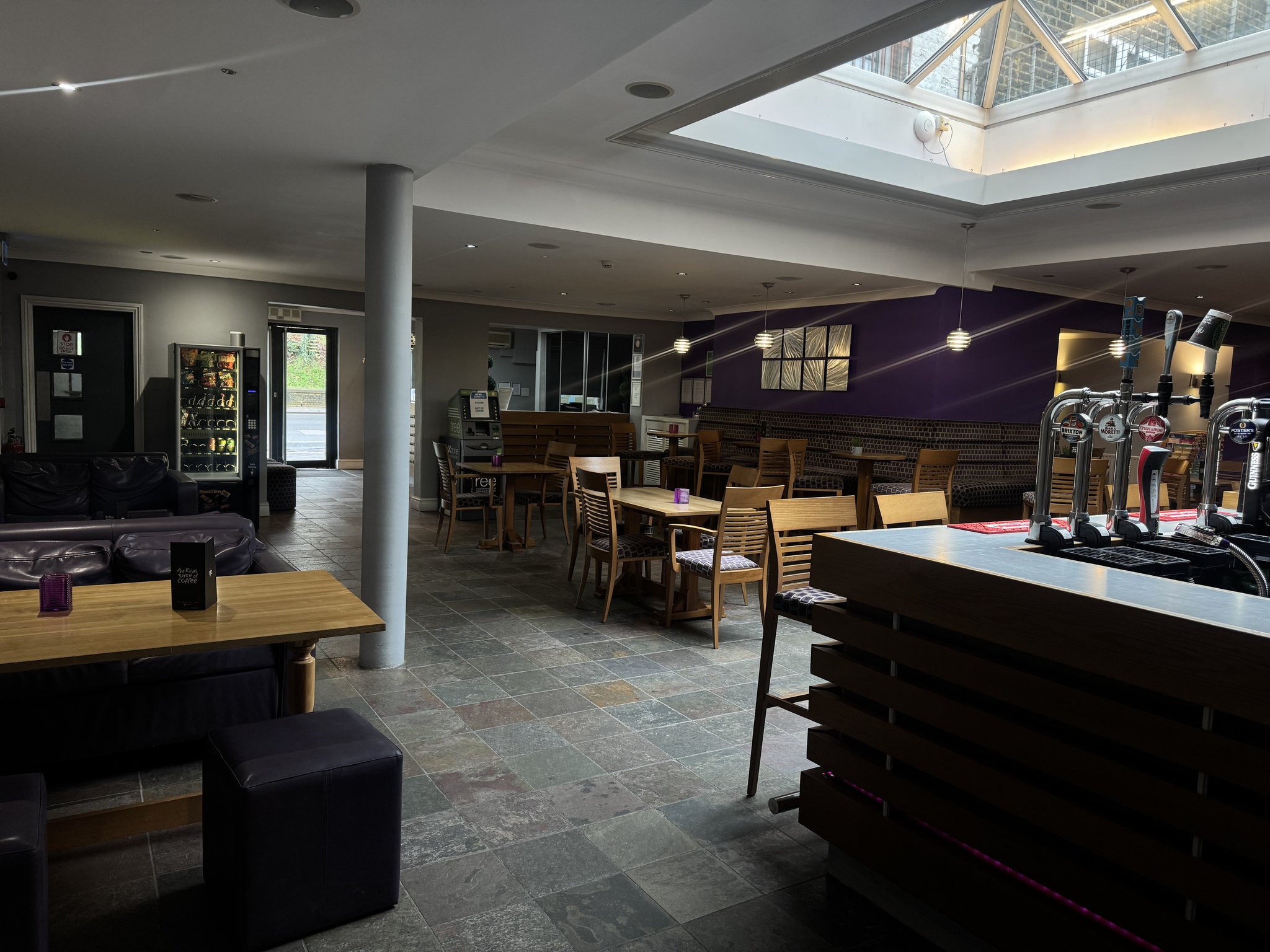 OrDlCObdckGCBSrE7yXnCQ_Lobby_area_(2)_S