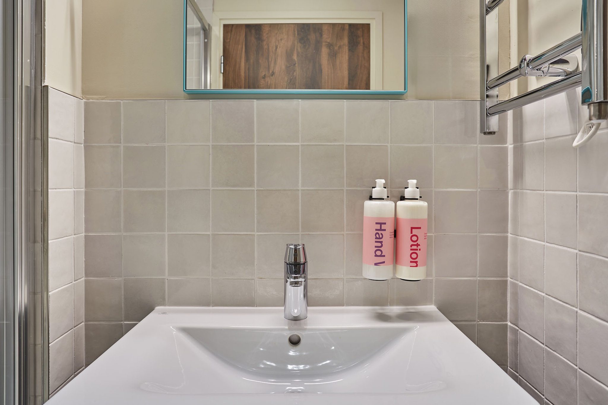 CjDWGwQNMUyOSGa5mObCw_Medium_Studio-Bathroom-2_S