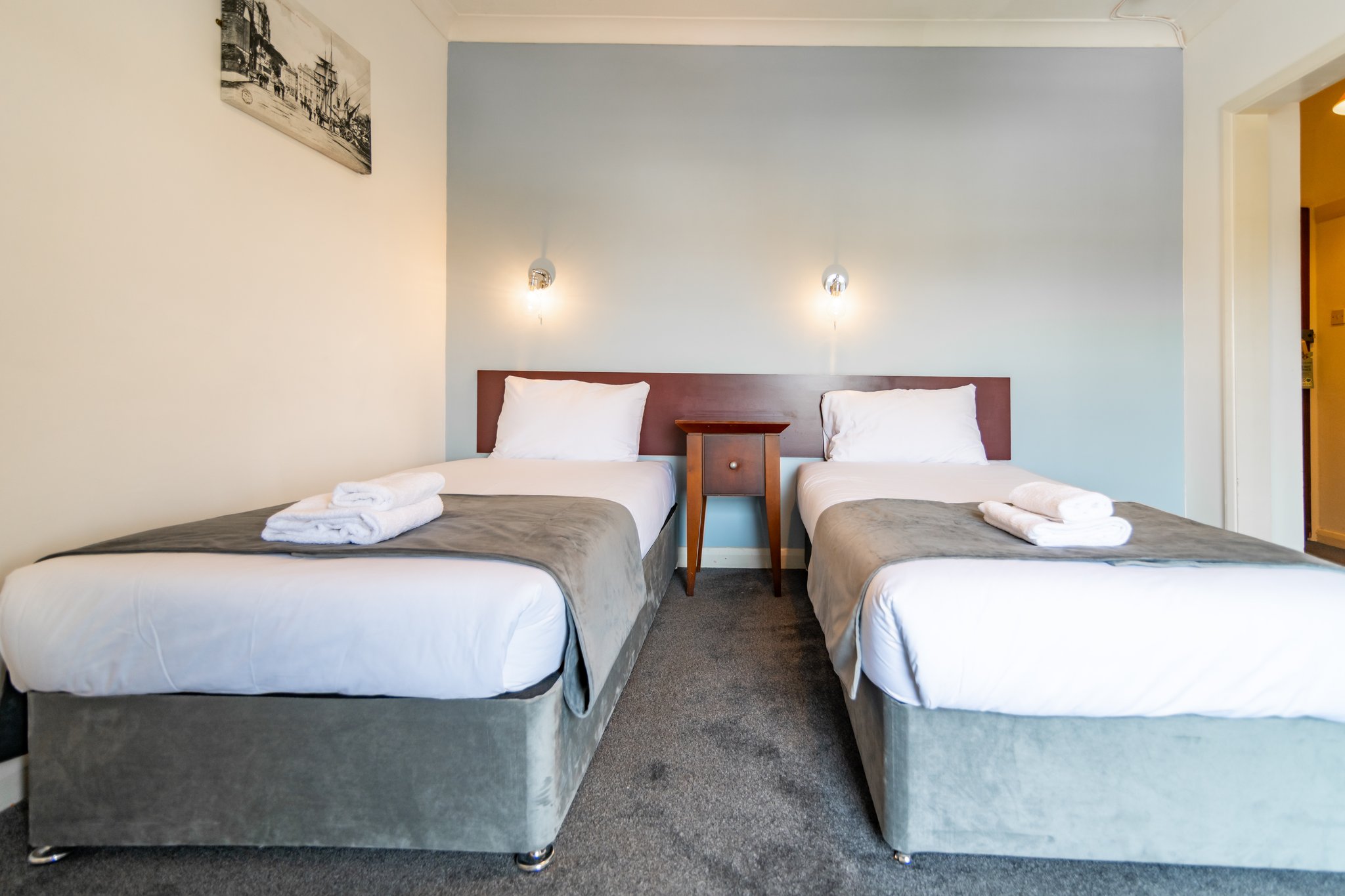 Twin_room_city_view_4_S