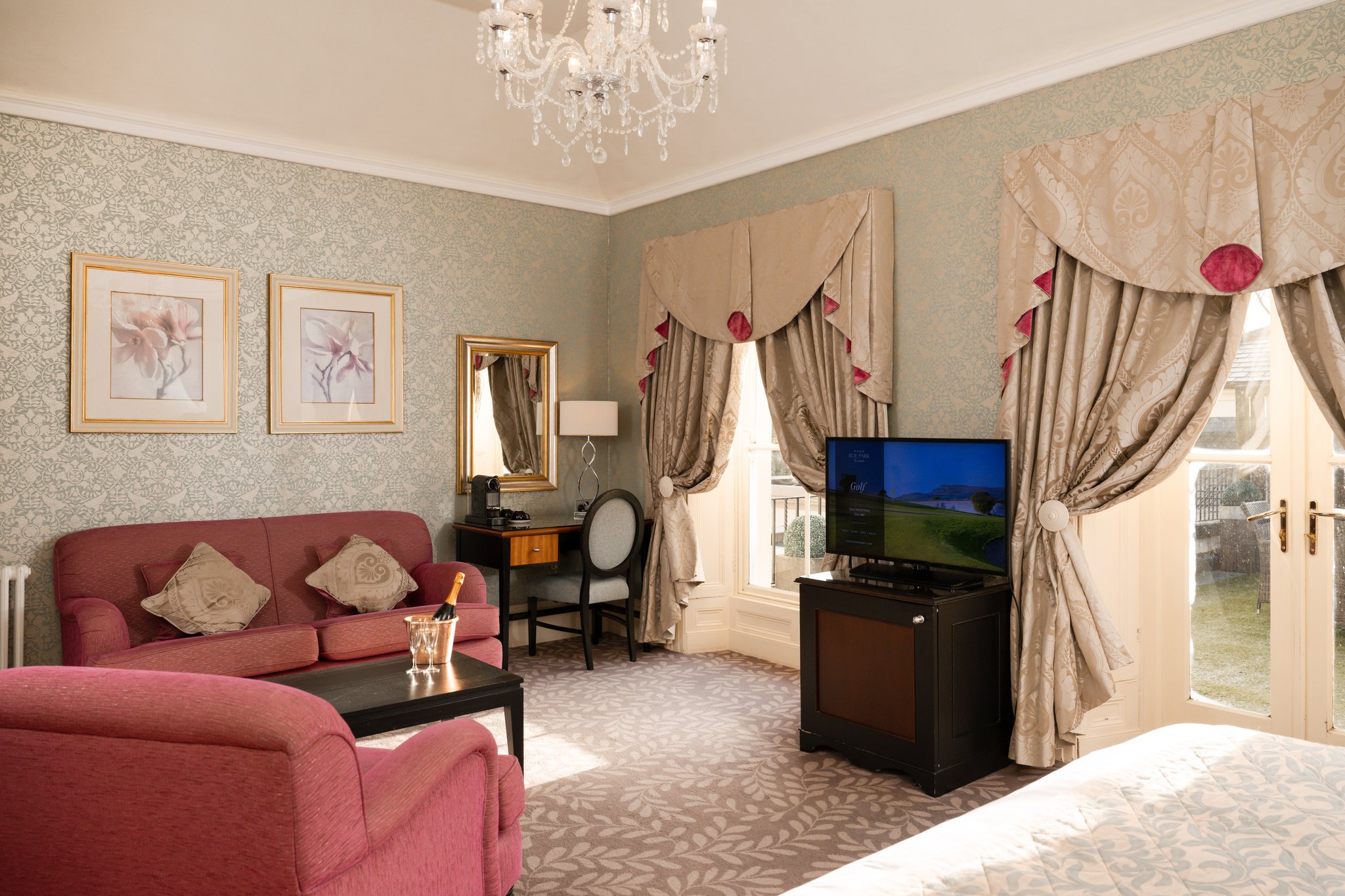 6lqjNvXpdkiKLe7QicGwFQ_Luxury_Suite_1_S