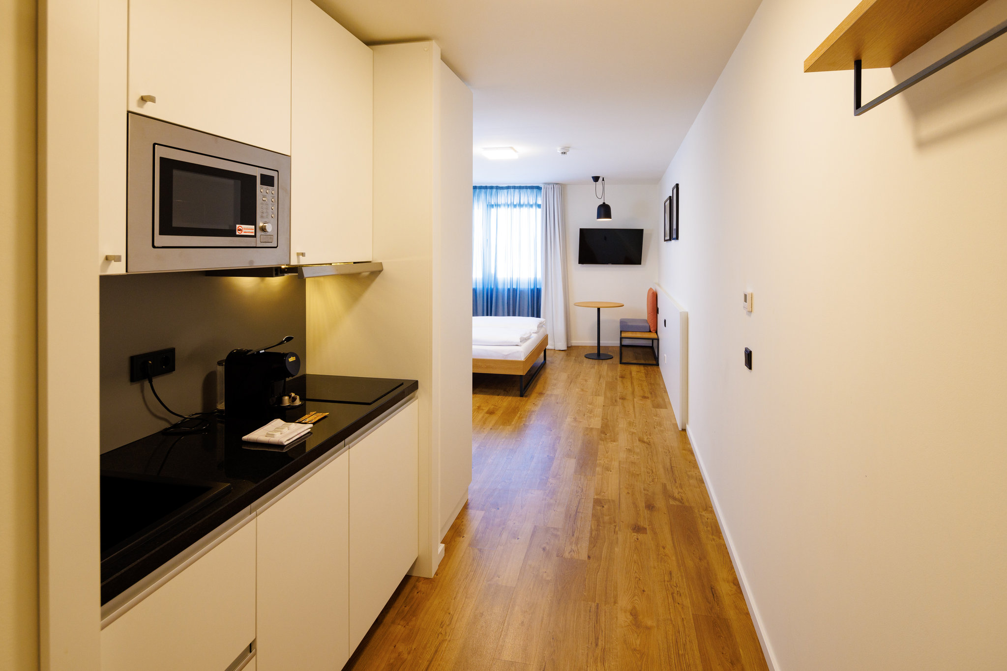 Deluxe_room_1_queen_bed-02_S