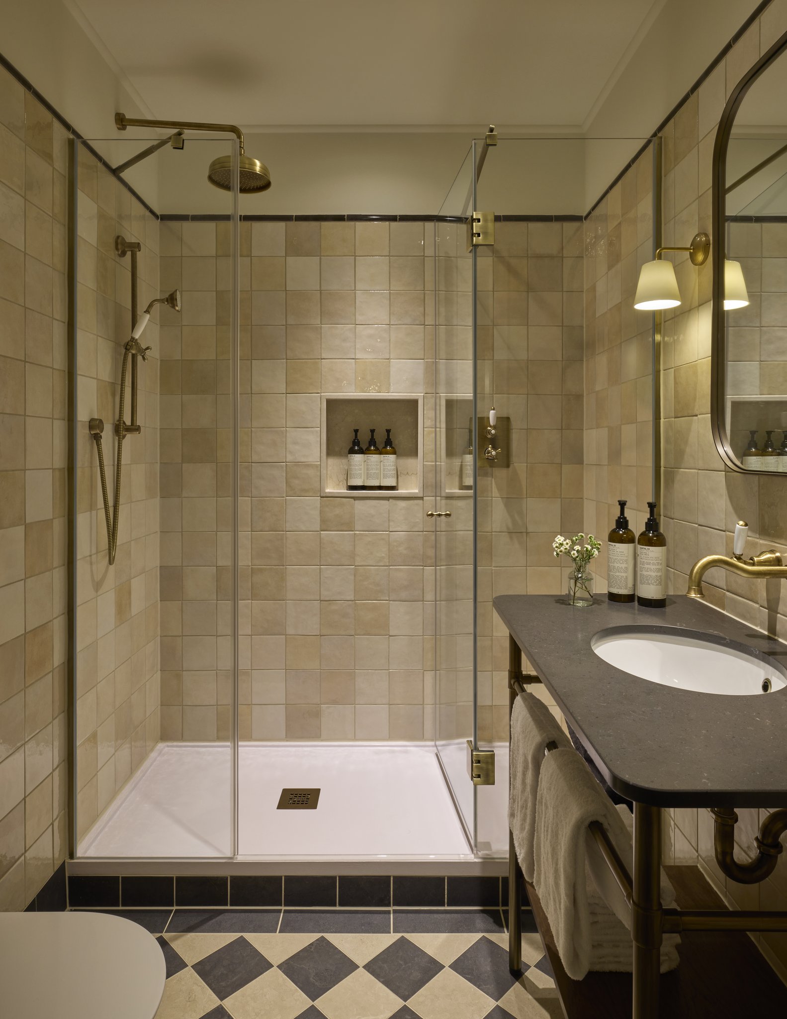 fR7V6rHXskS995mQqUYalg_Classic_Room_Bathroom_S