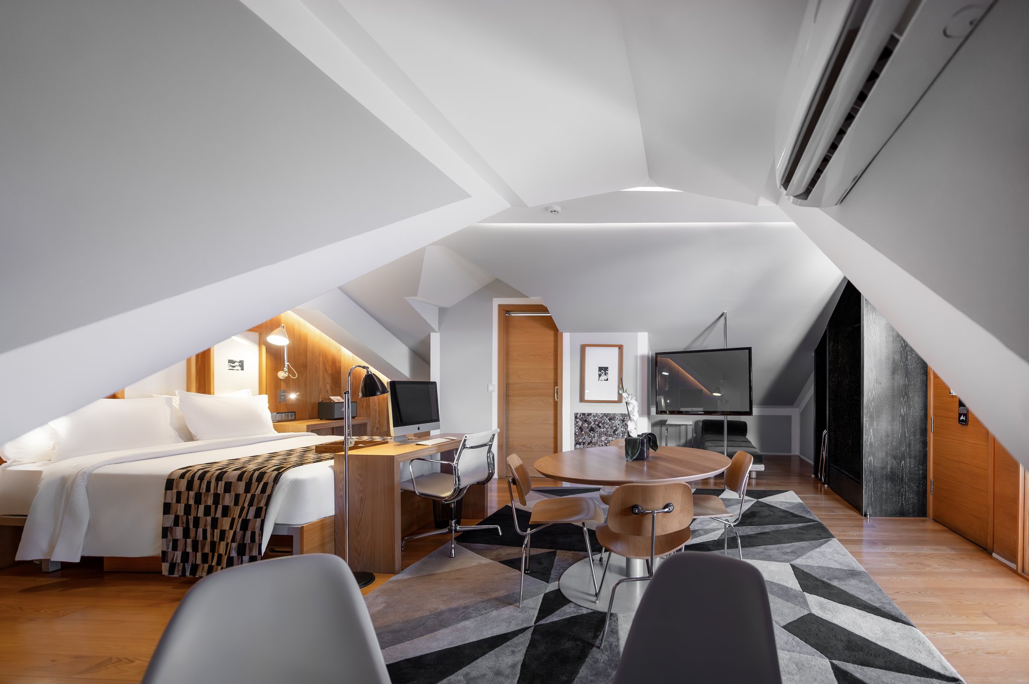 Suite_Castle_View_(4)_S