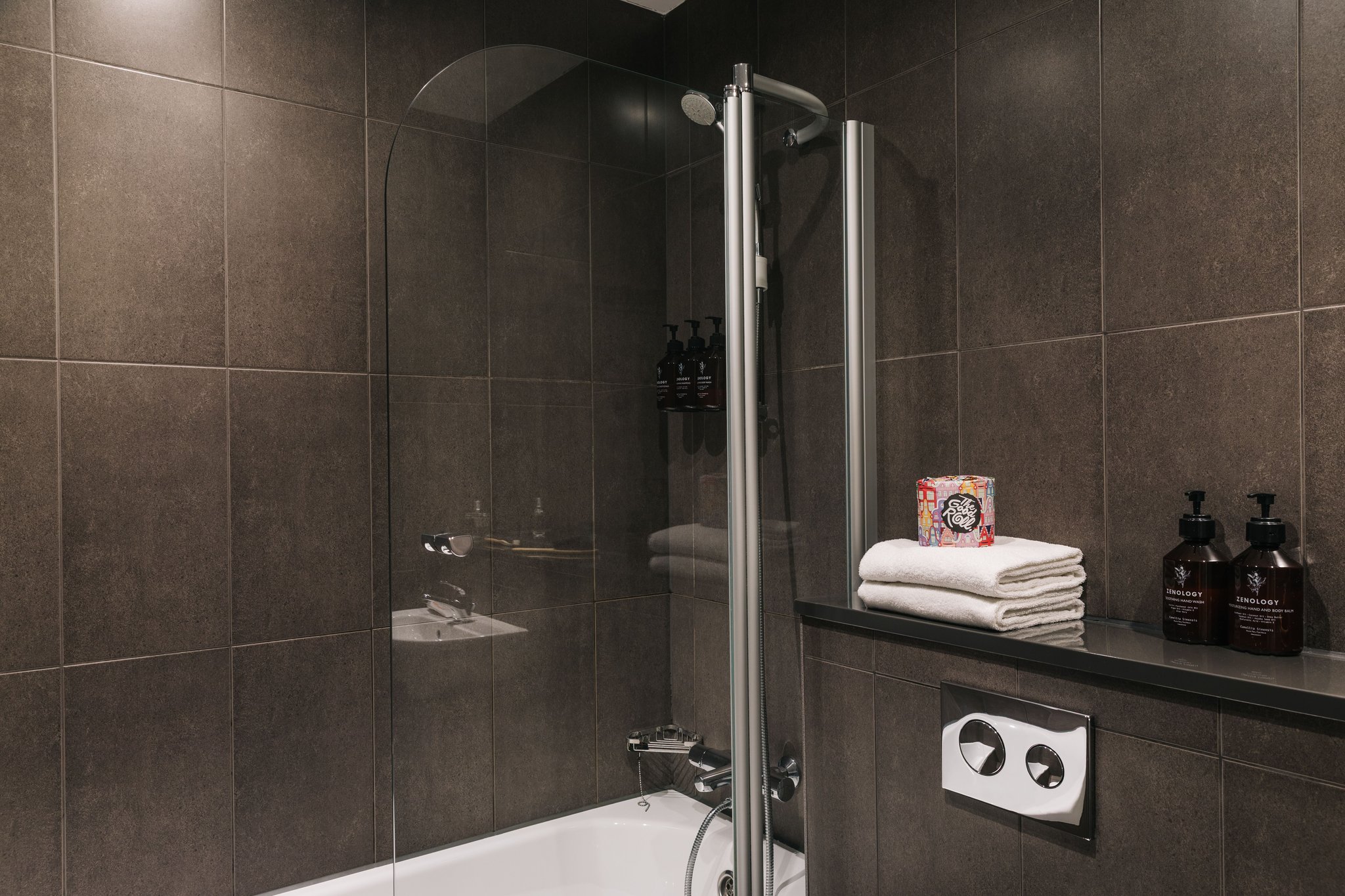 TLFjPQiTU5AmUqseTRfg_Bathroom-_All_Room_Types_S