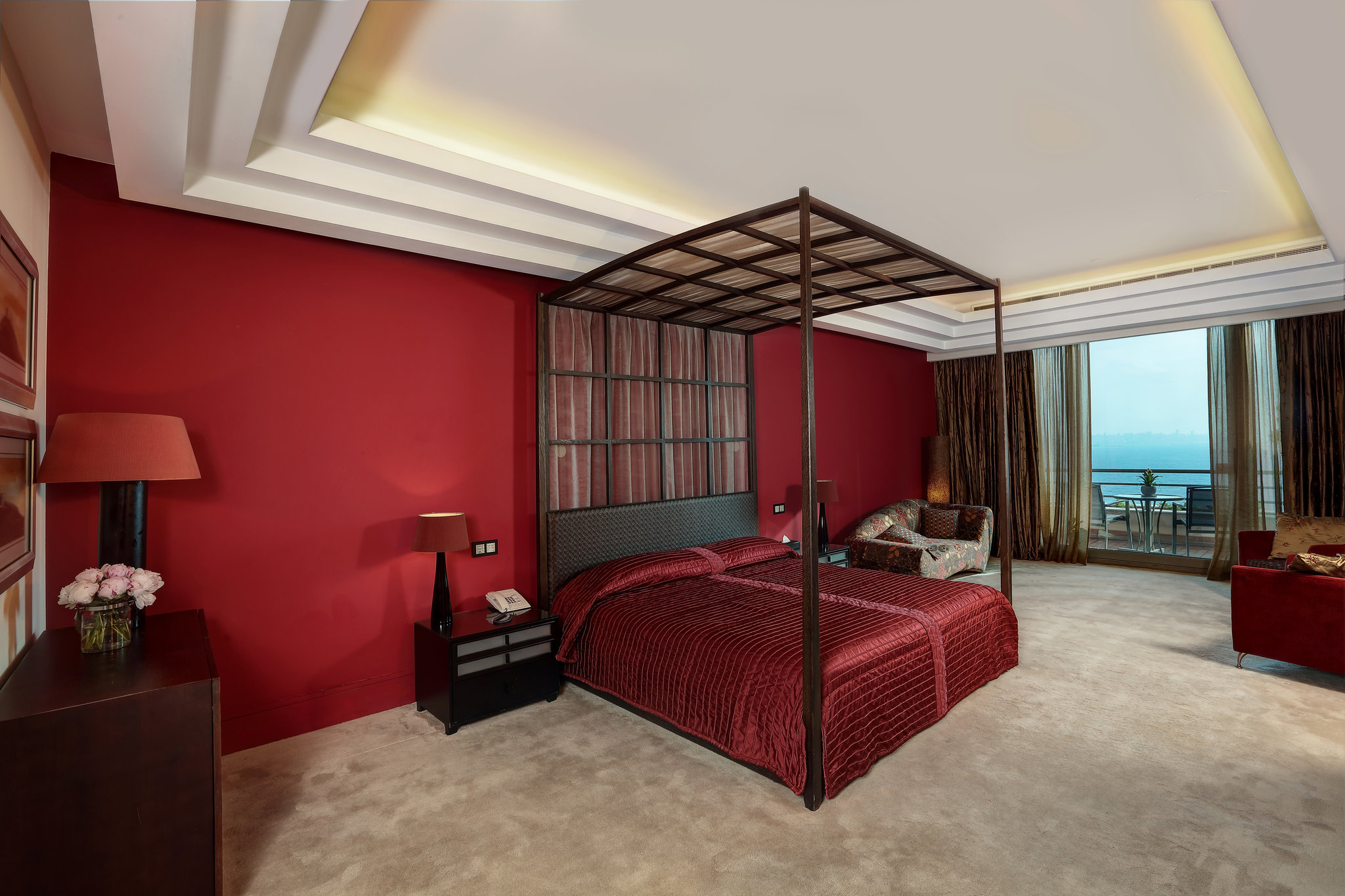 Royal_Suite-ROY-bedroom_red_S
