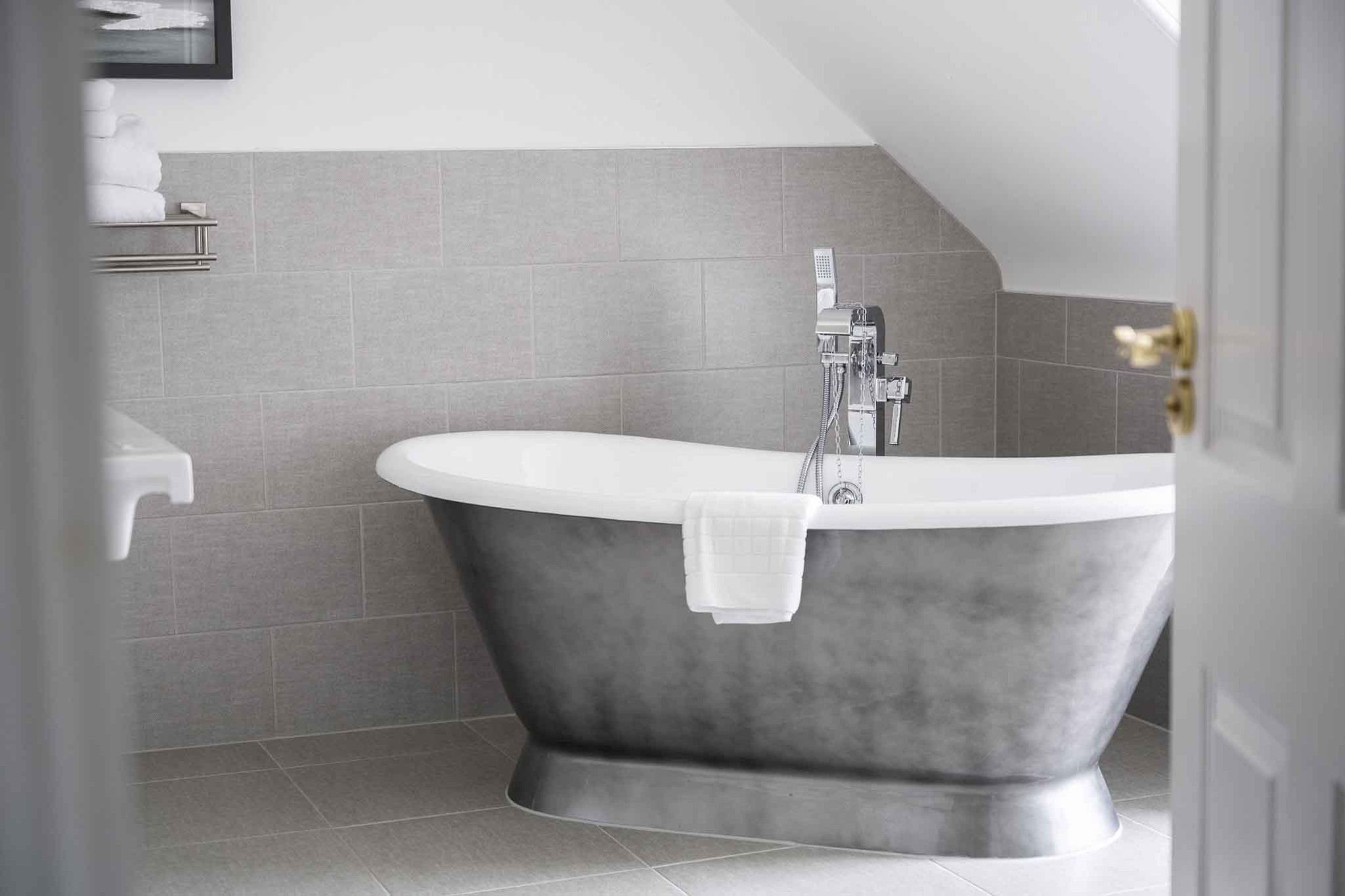 Family_Suite_Bathtub_S