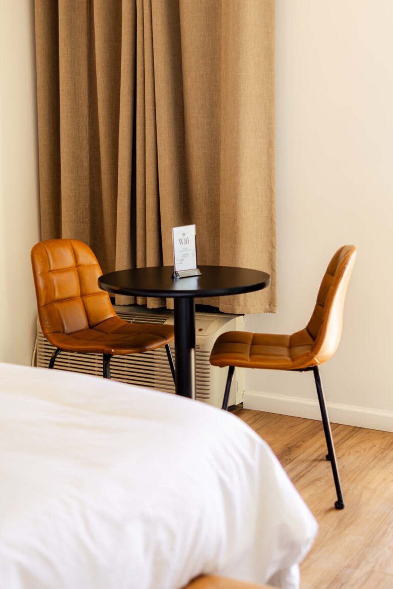 Deluxe_Queen_Bed-08_S