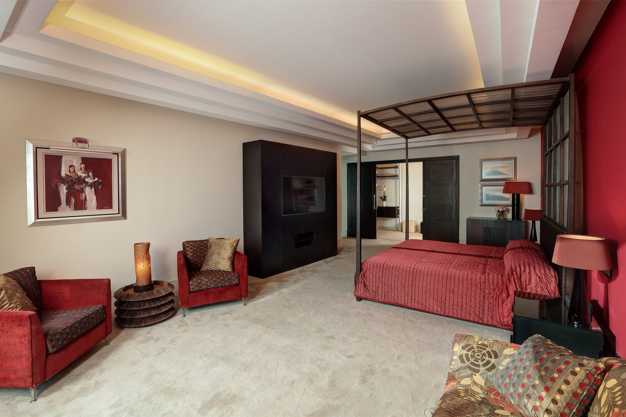Royal_Suite-ROY-bedroom_red2_S