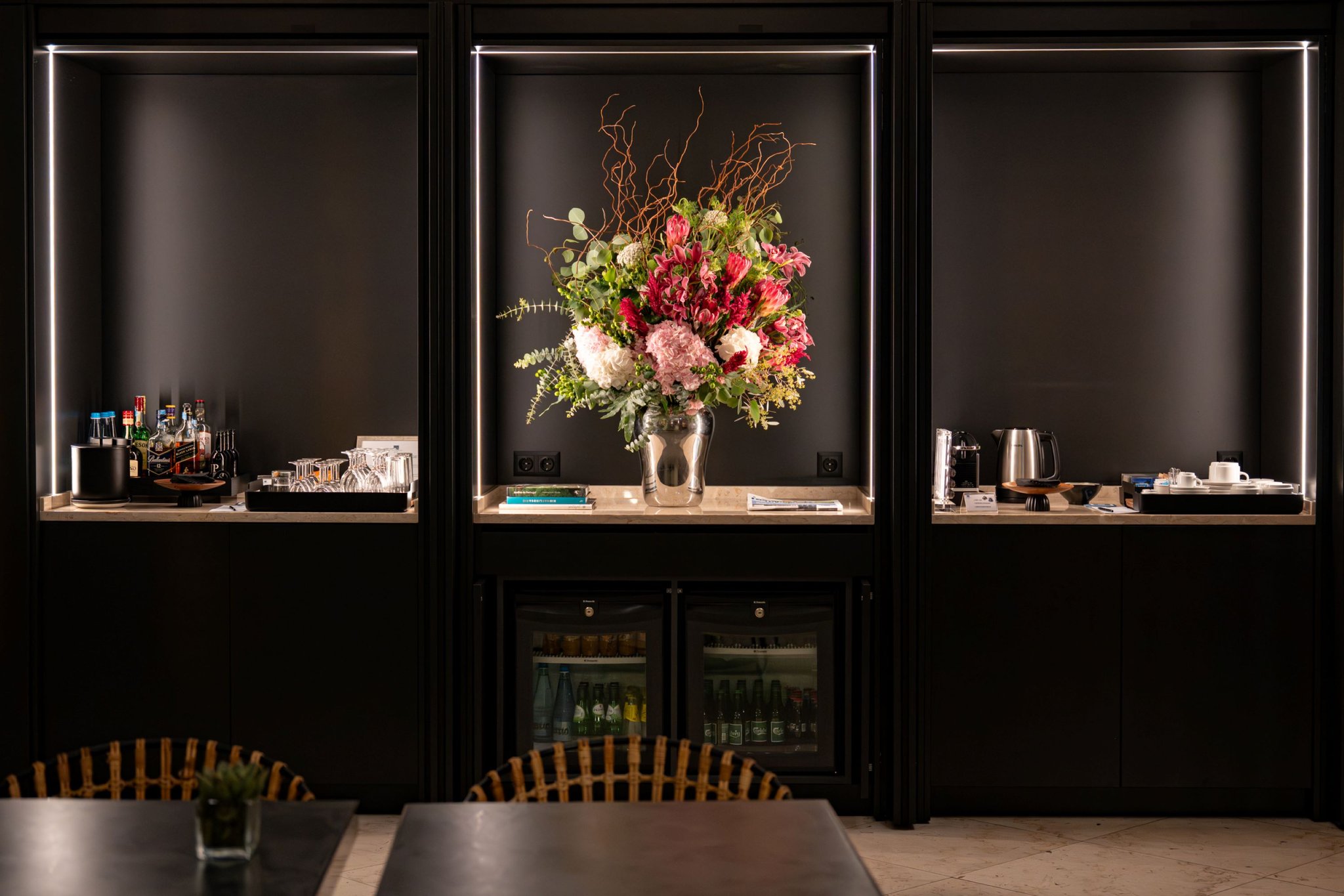 XX1innYMOkajALqGgVDABg_Lounge_Honesty_Bar_2_S