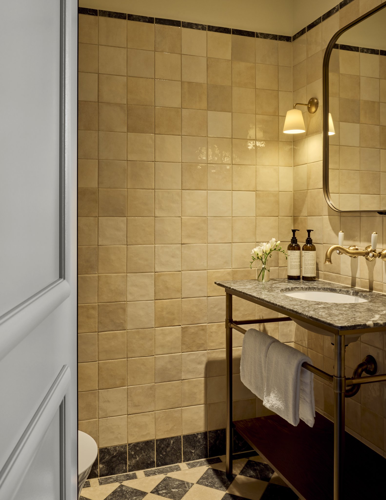 2kzvOOuZ9U2J2noNKgqFkw_Suite_Bathroom_4_S