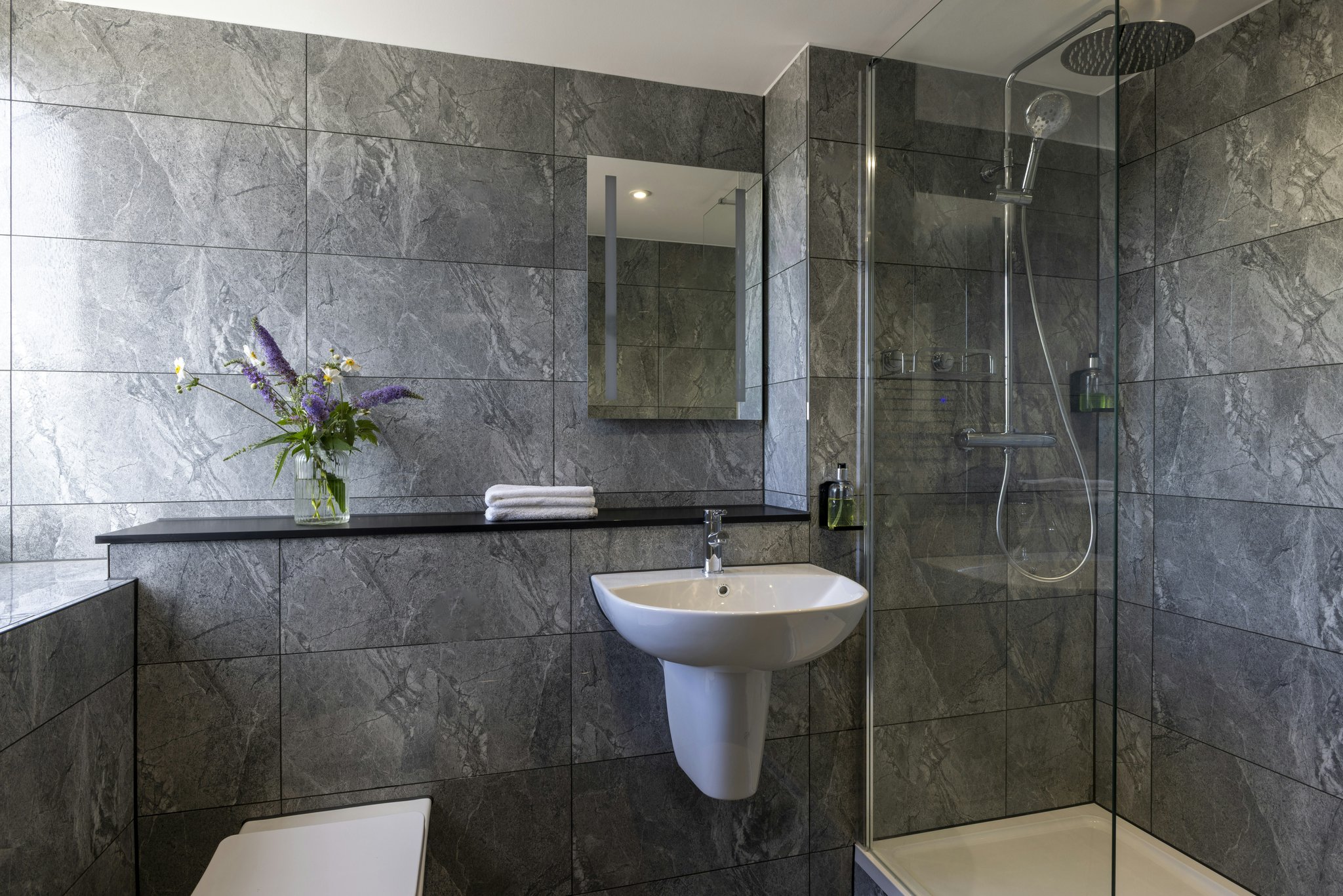 QdCm14w4hUmNXEy825xKJg_Superior_Family_(4)_S