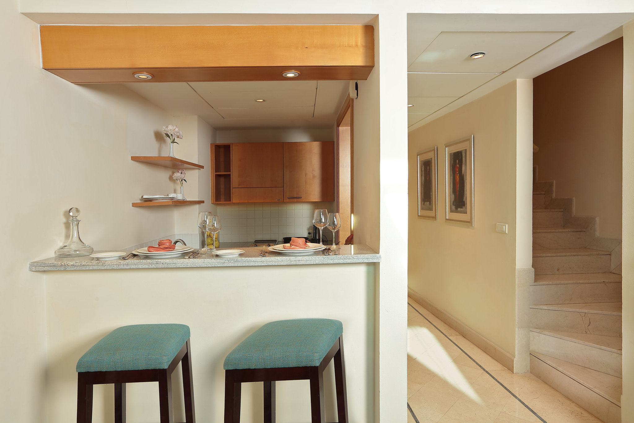 Deluxe_1_bedroom_suite_AS1-stairs_S