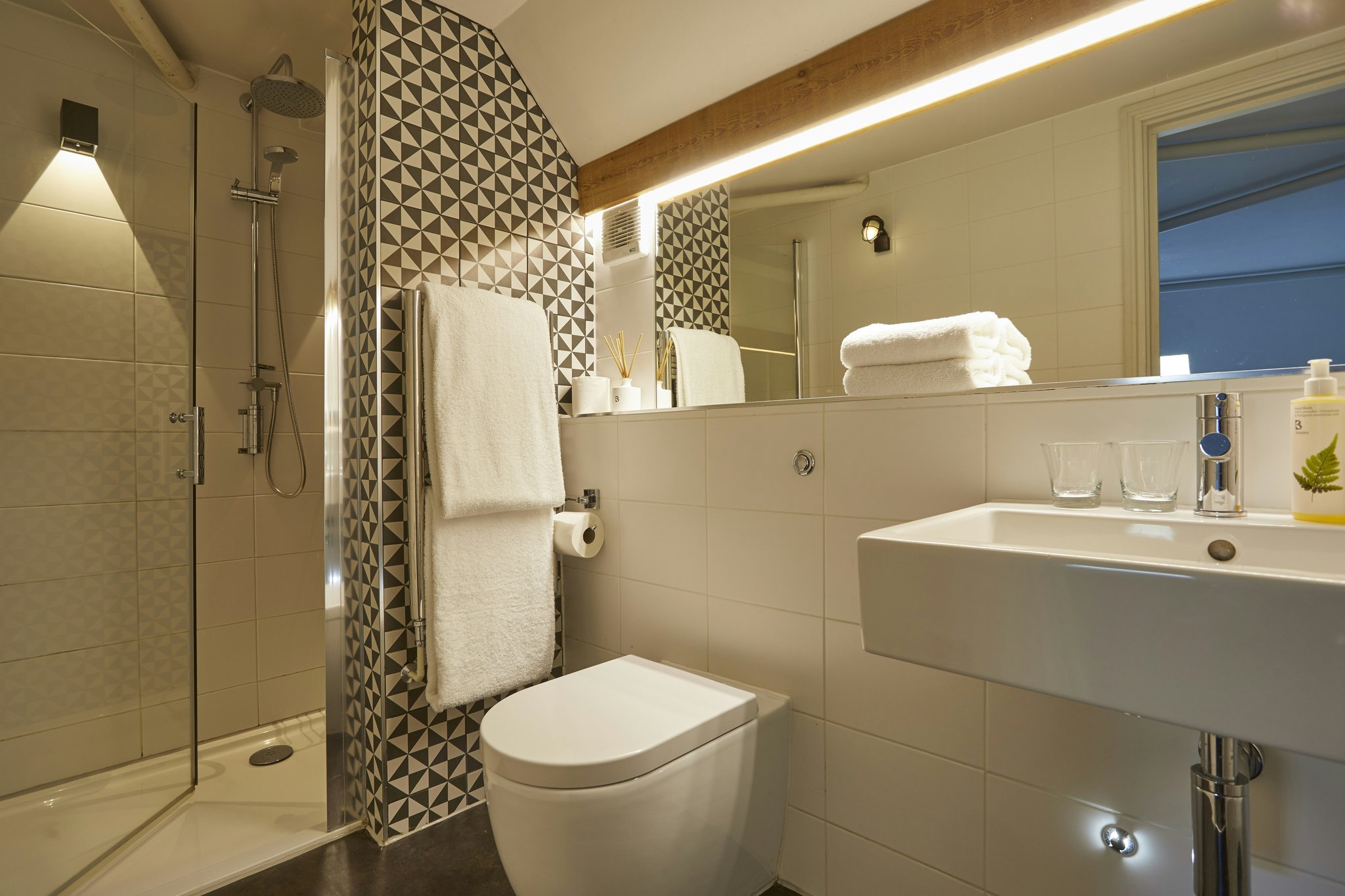 I0loJNHJYkqocqEdYNYUbw_MezzanineBathroom_S