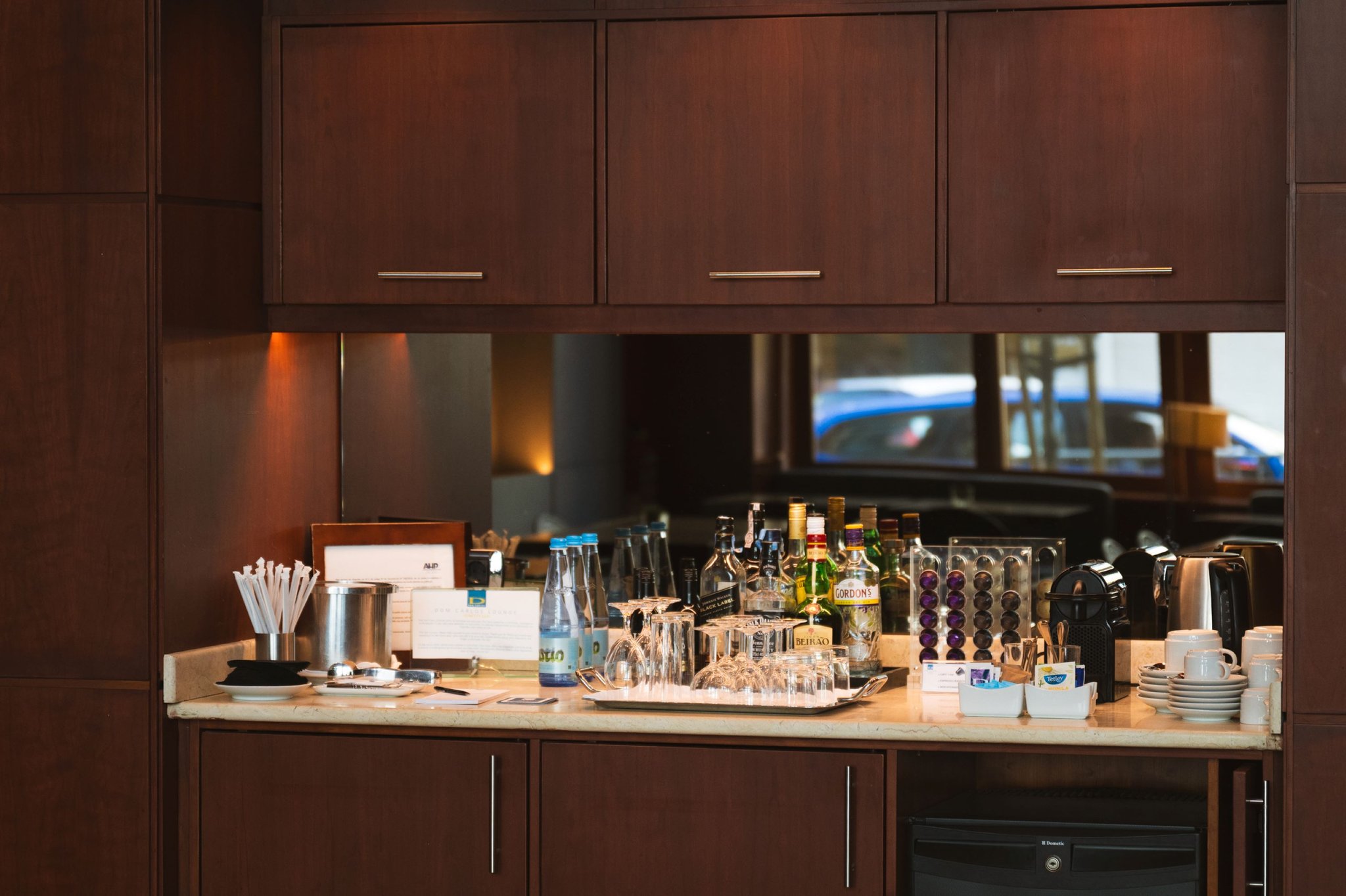 y8zwvcmVEKzdRZ39hOlw_Lounge_Honesty_Bar_S