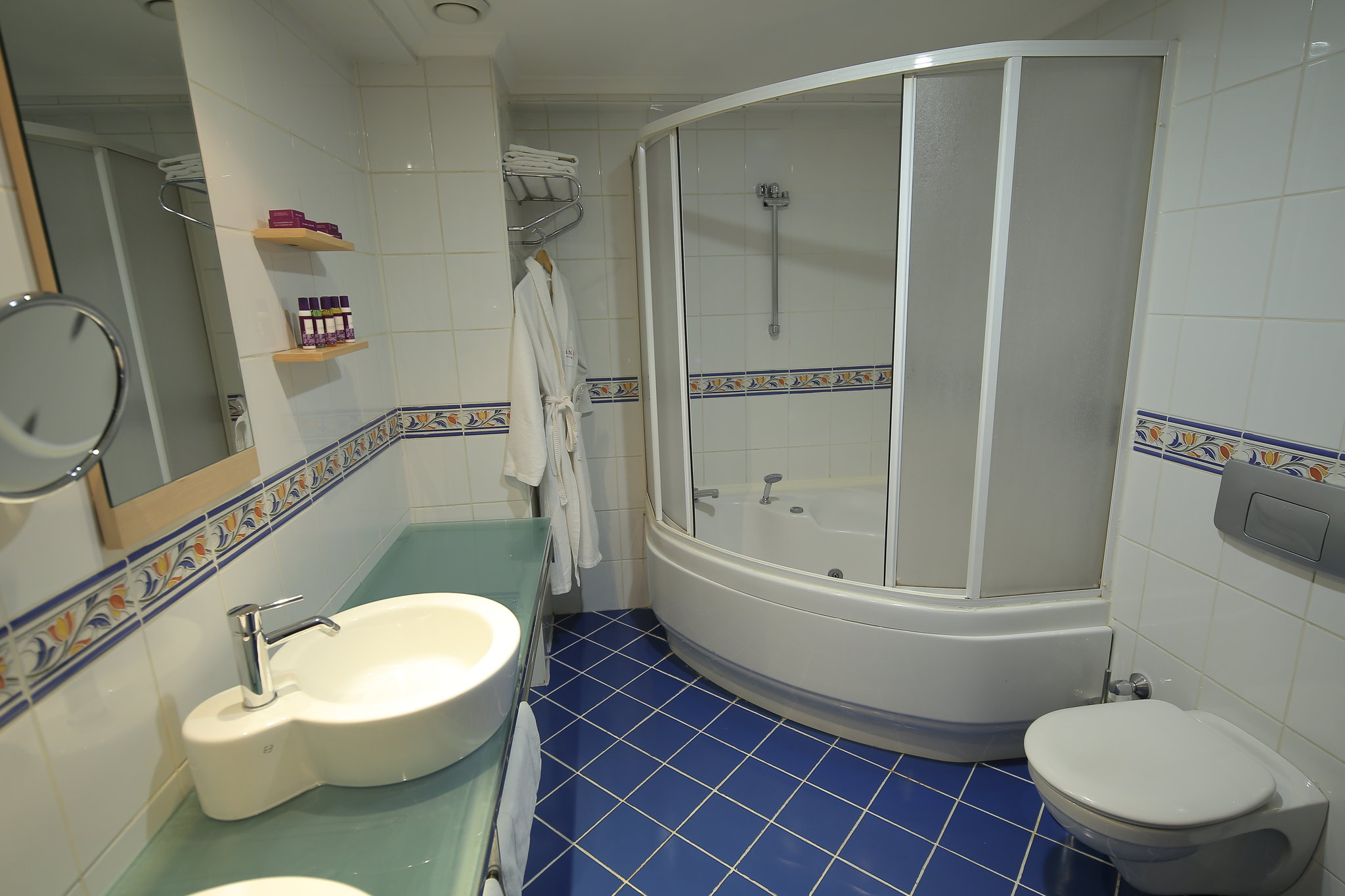 Suite_Bathroom2_S