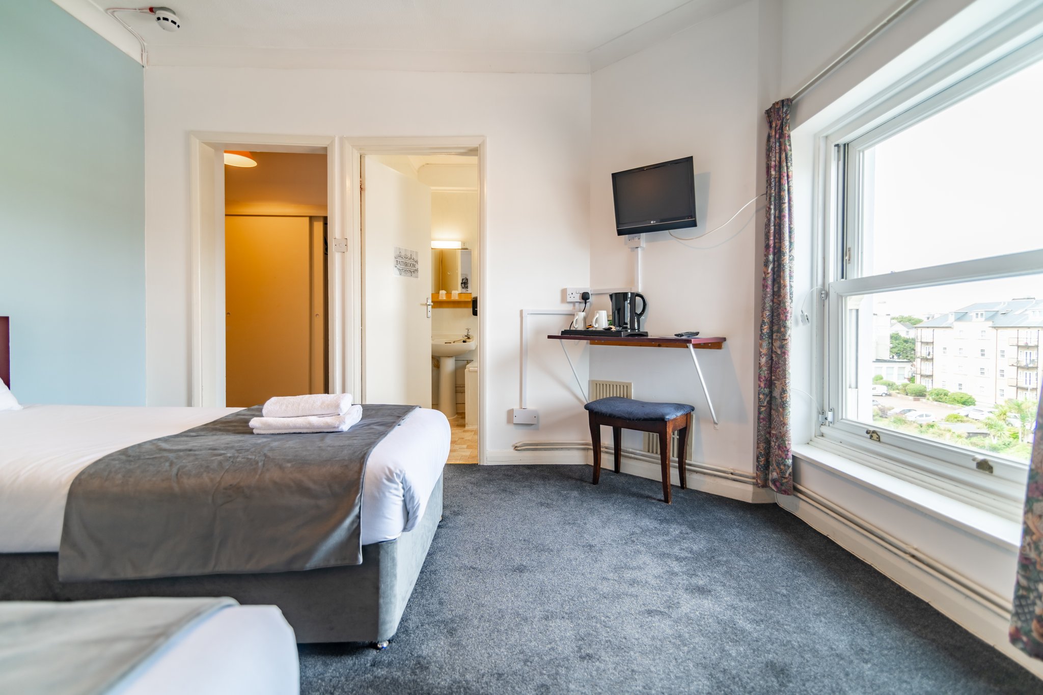 Twin_room_city_view_5_S