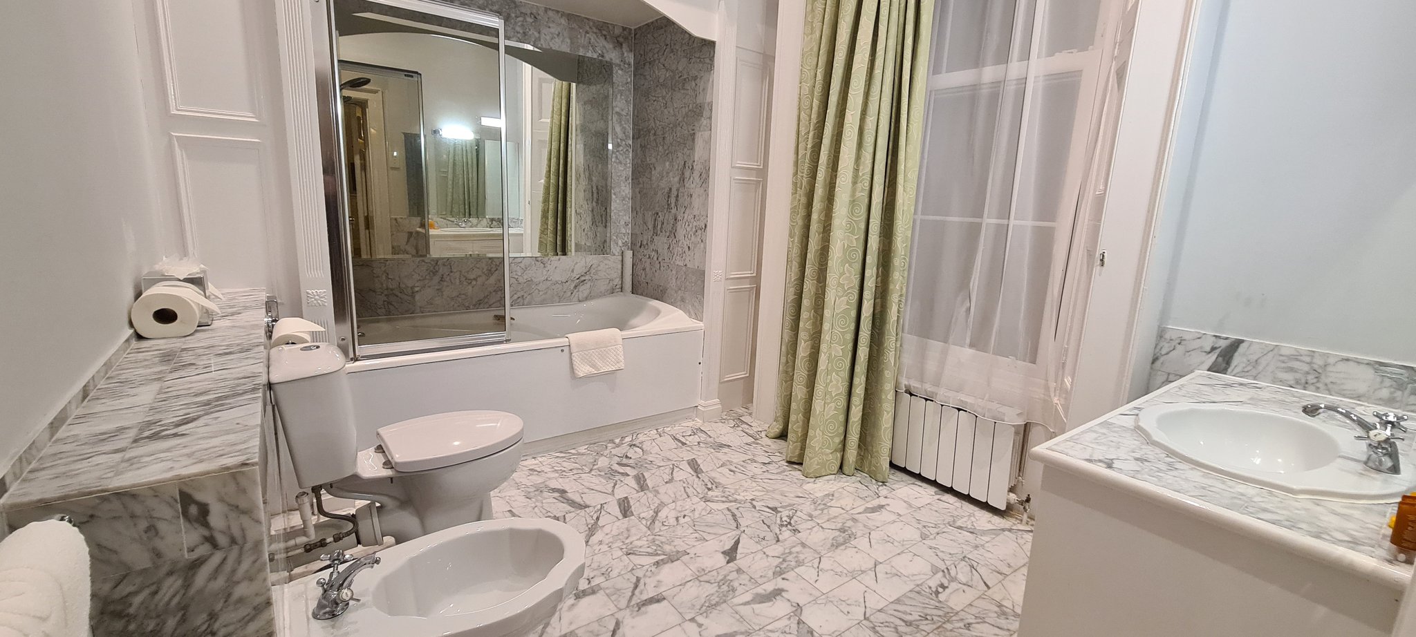 Four_Poster_Bathroom_S