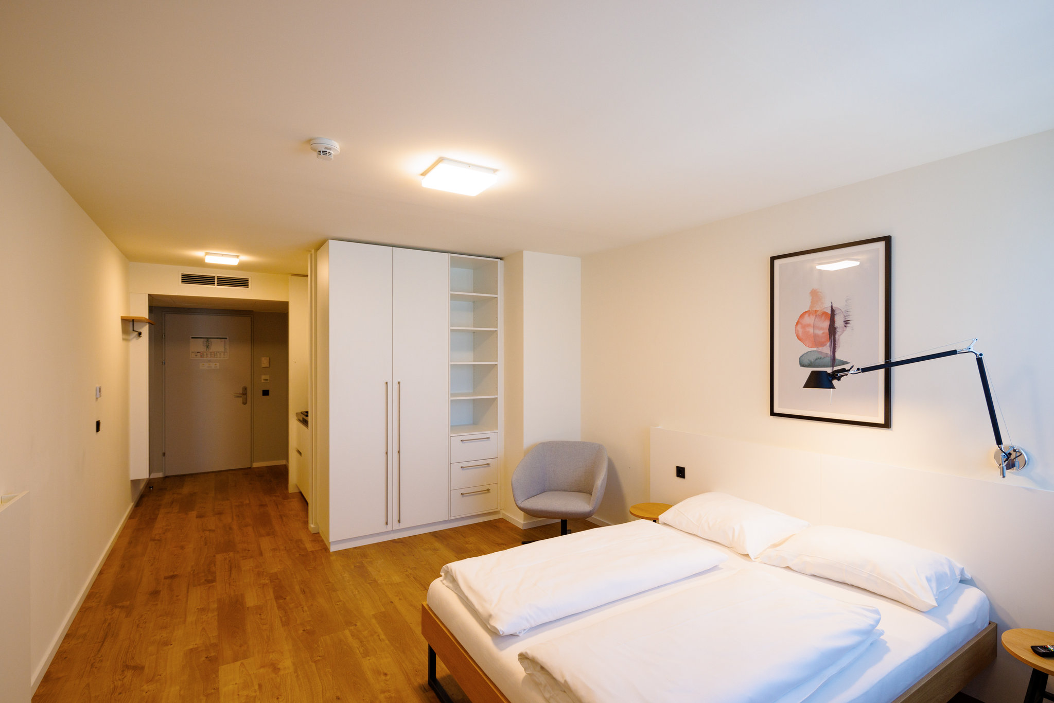 Deluxe_room_1_queen_bed-01_S