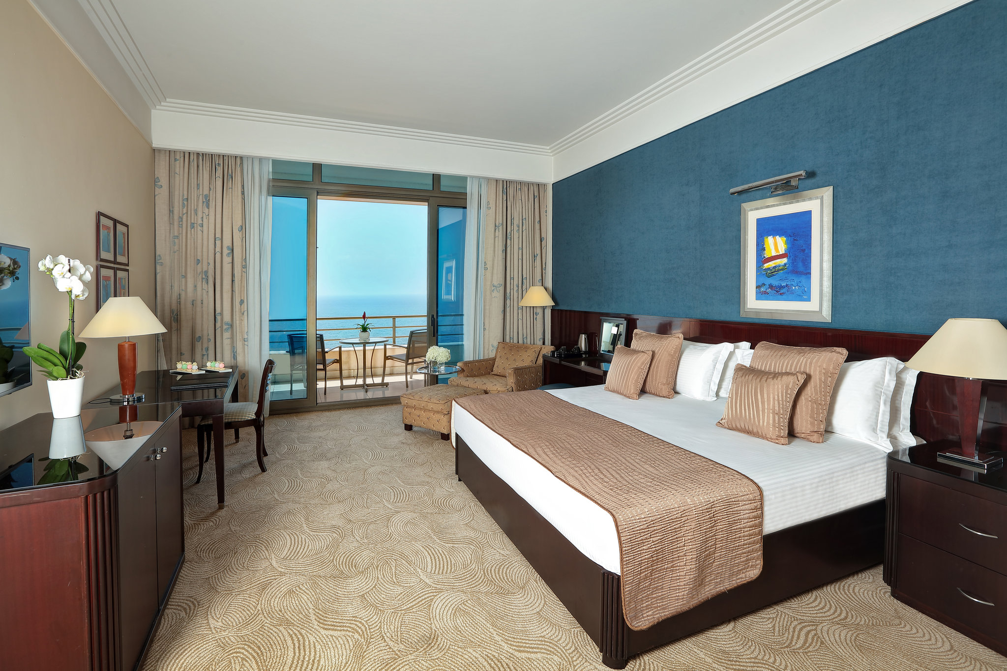 Royal_Club_Room-A1K1-Bedroom_S