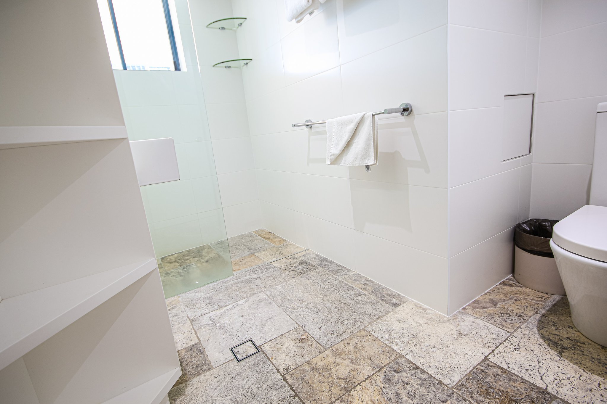 vg3YeMIyUkilkN8XERWMqQ_Walkin_Shower_-_1010_S