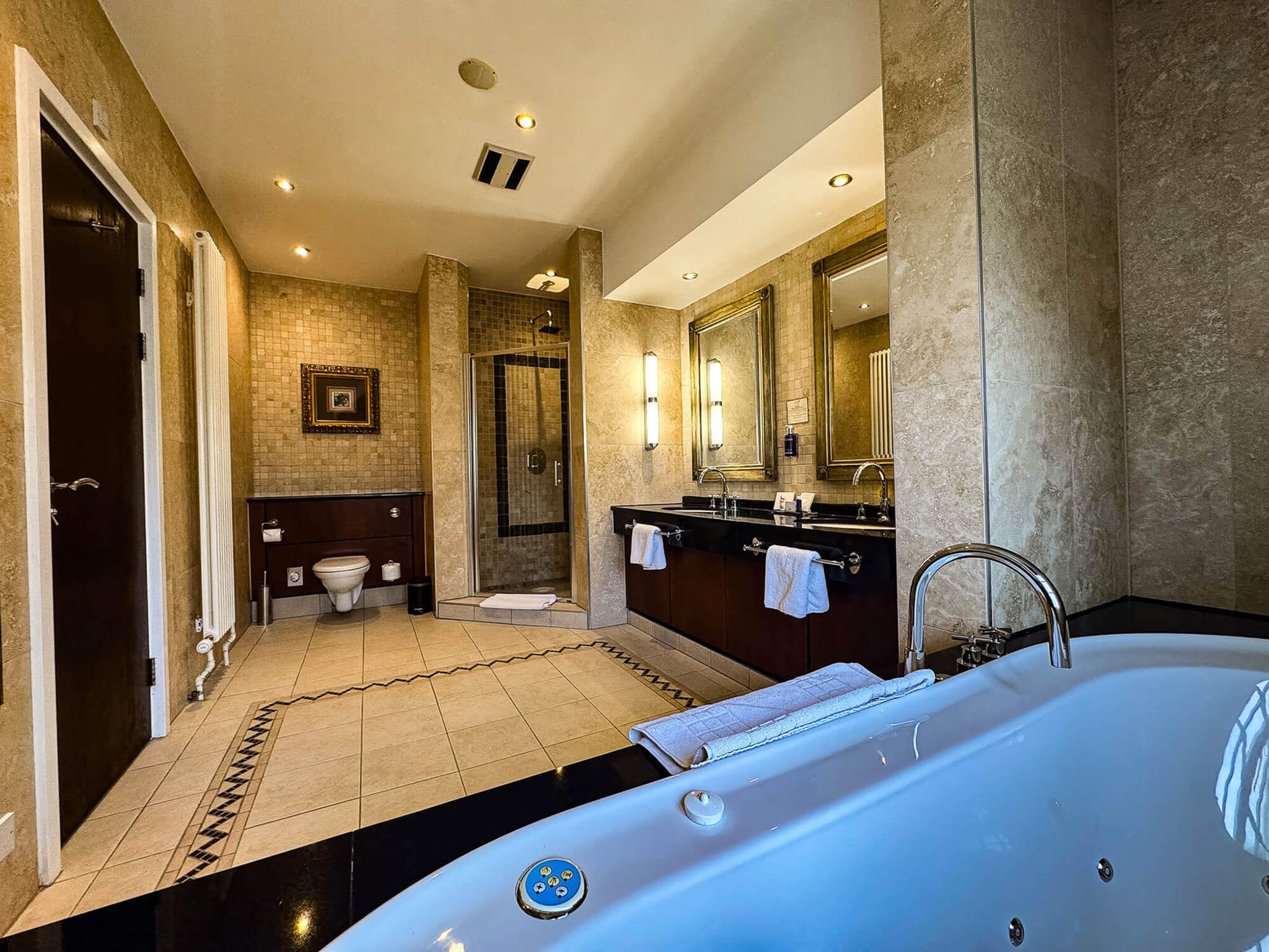 Suite_04_Bathroom_S