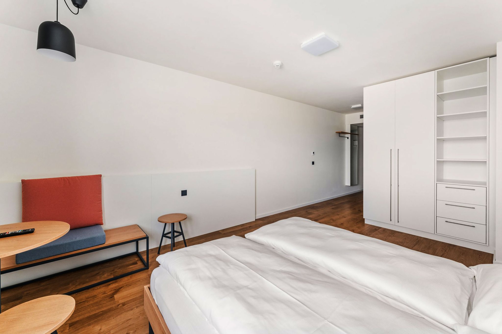 Deluxe_room_1_queen_bed-04_S